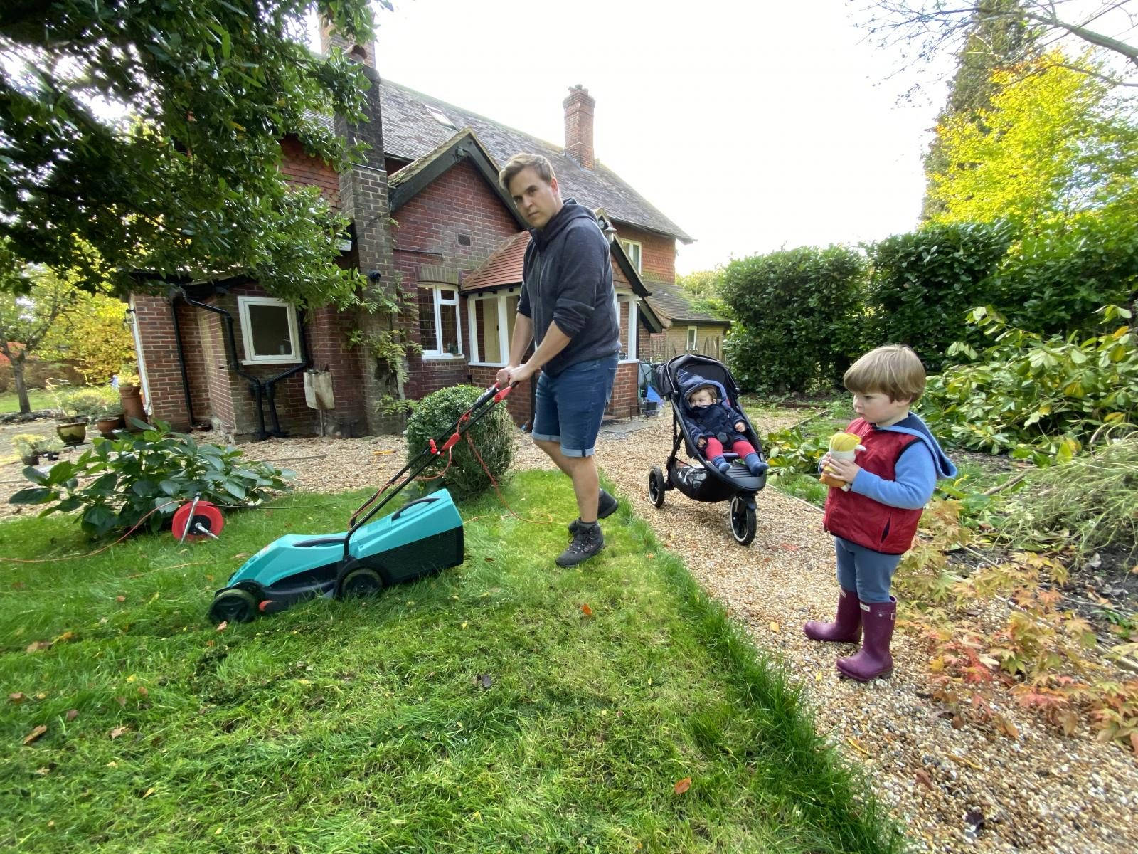 Gardener, daddy, front yard, HD Desktop Wallpaper