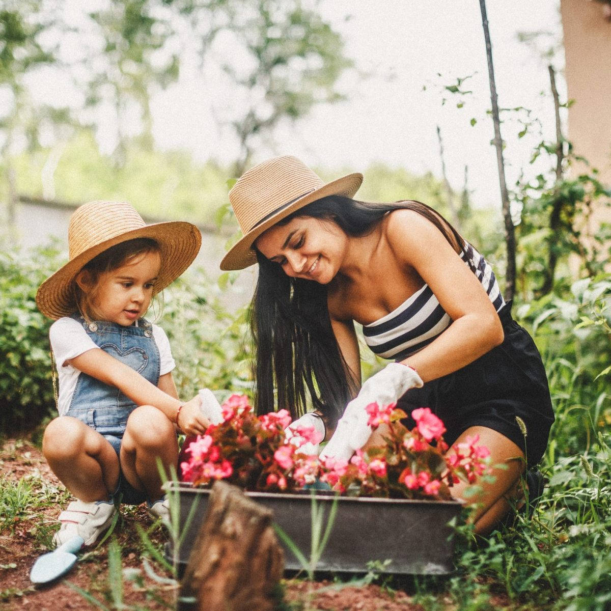 mother, daughter, straw hats, SD Desktop Wallpaper