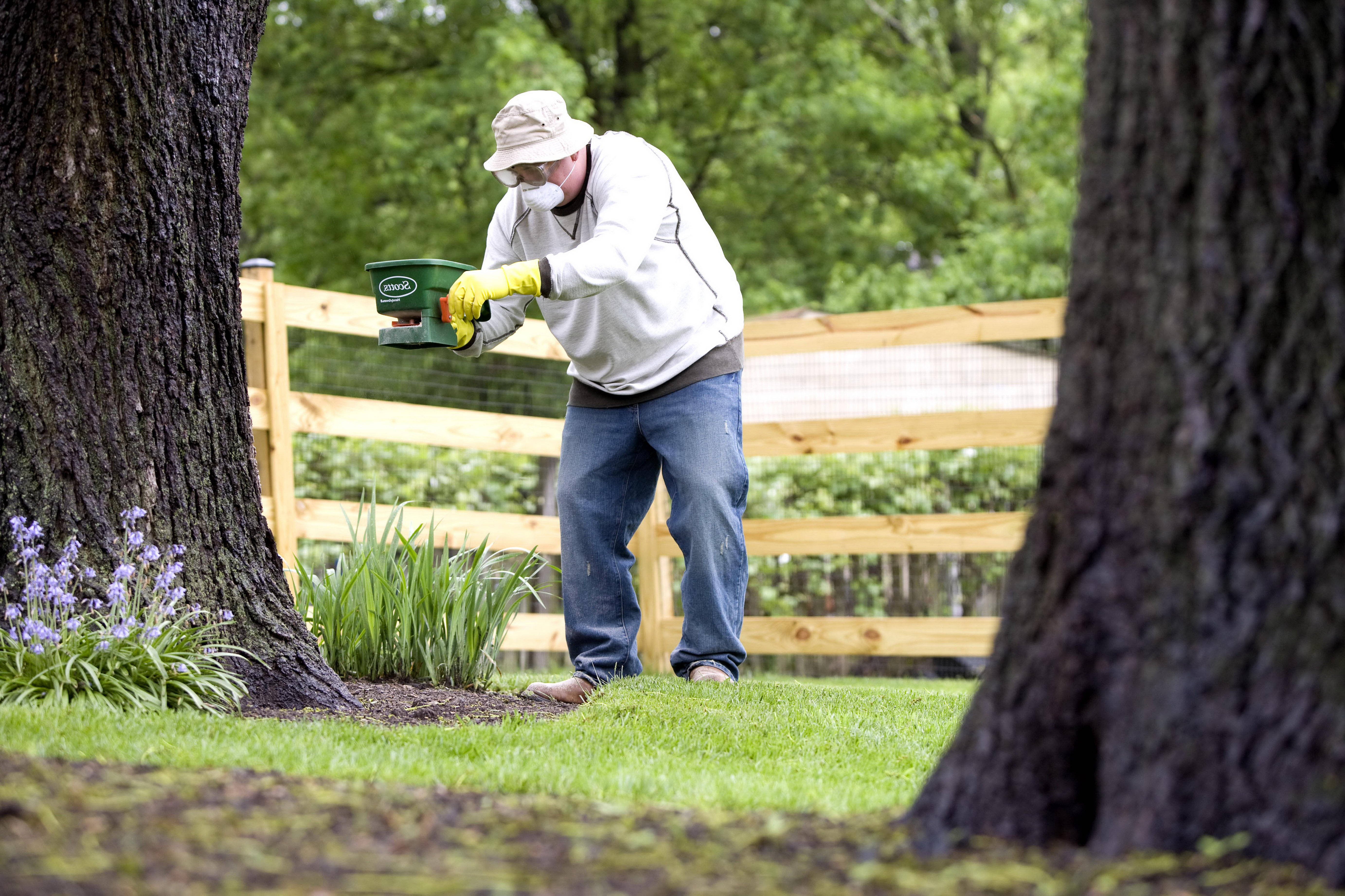 white hat, yellow gloves, green spreader, 5K Desktop Wallpaper