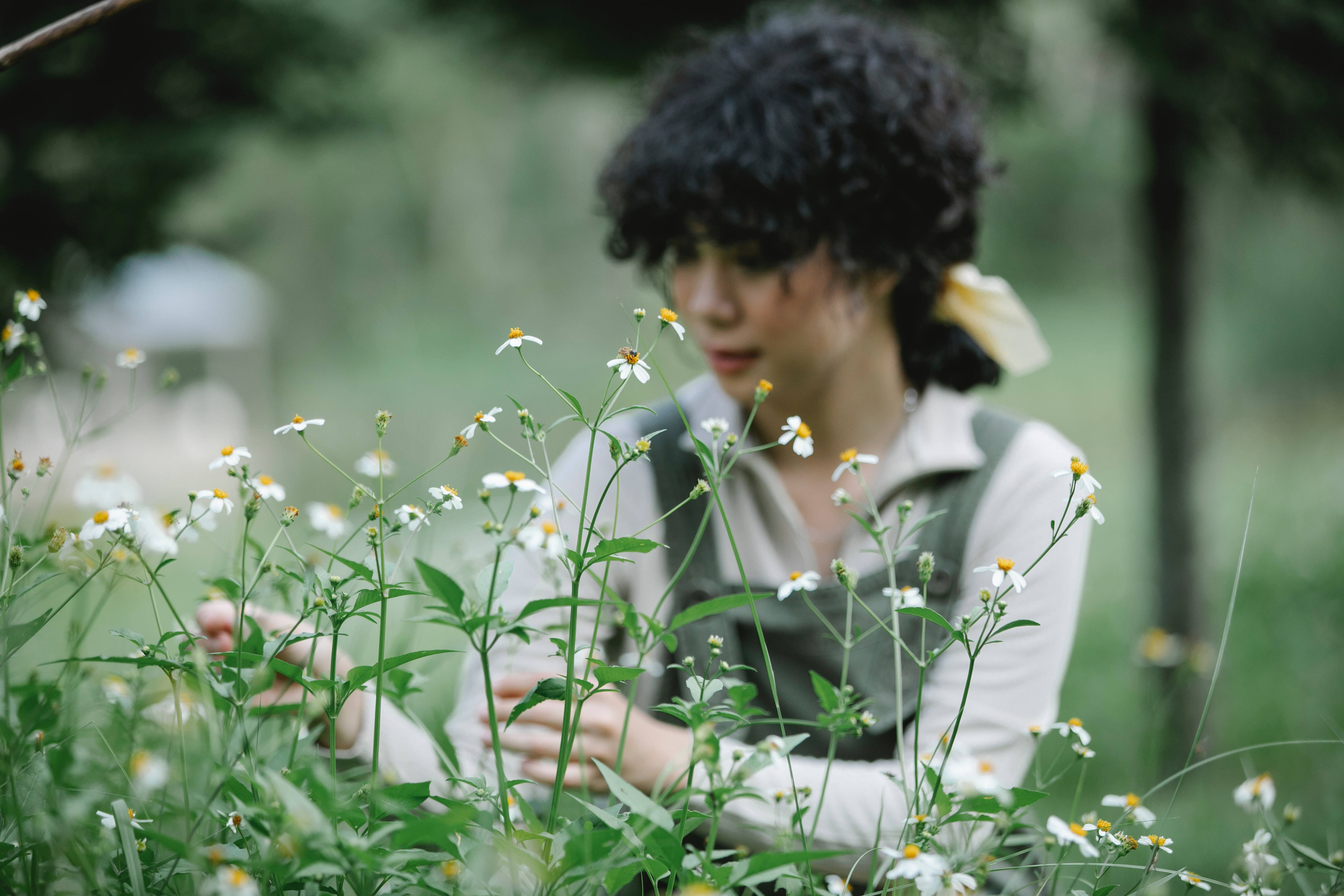 woman gardener, curly hair, tall green grass, 4K Desktop Wallpaper