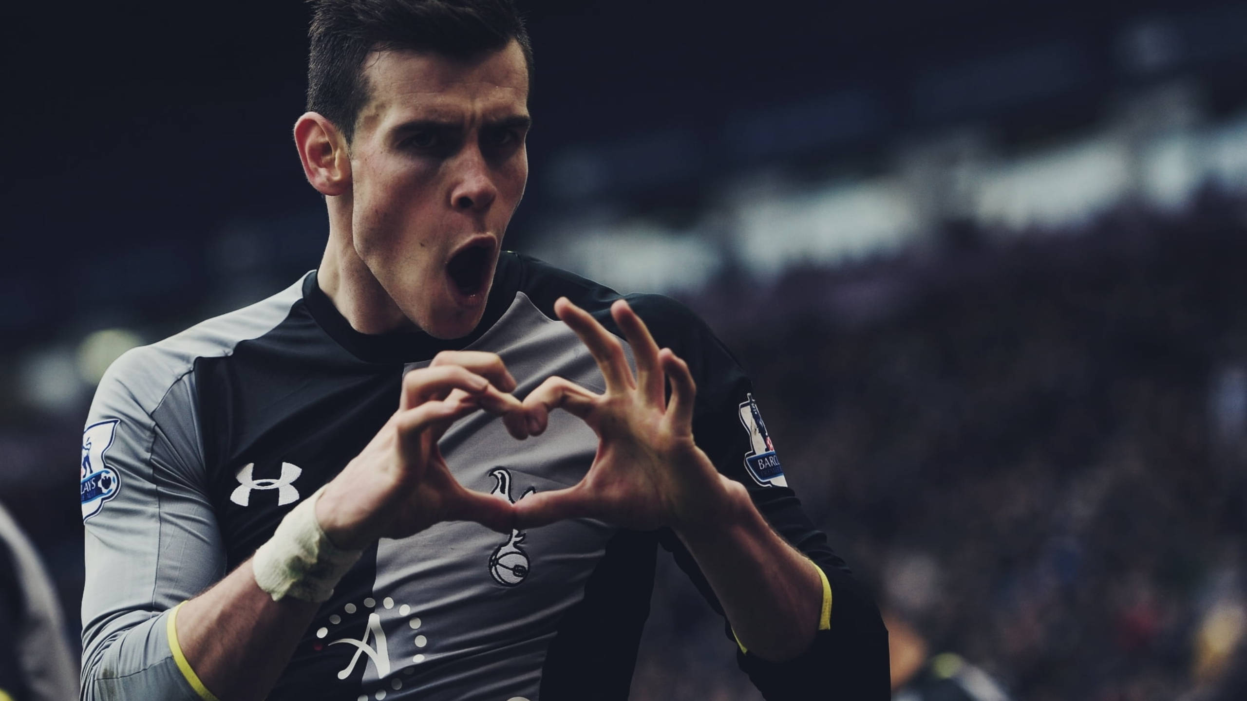 Gareth Bale, black and gray uniform, heart shape, 2K Desktop Wallpaper