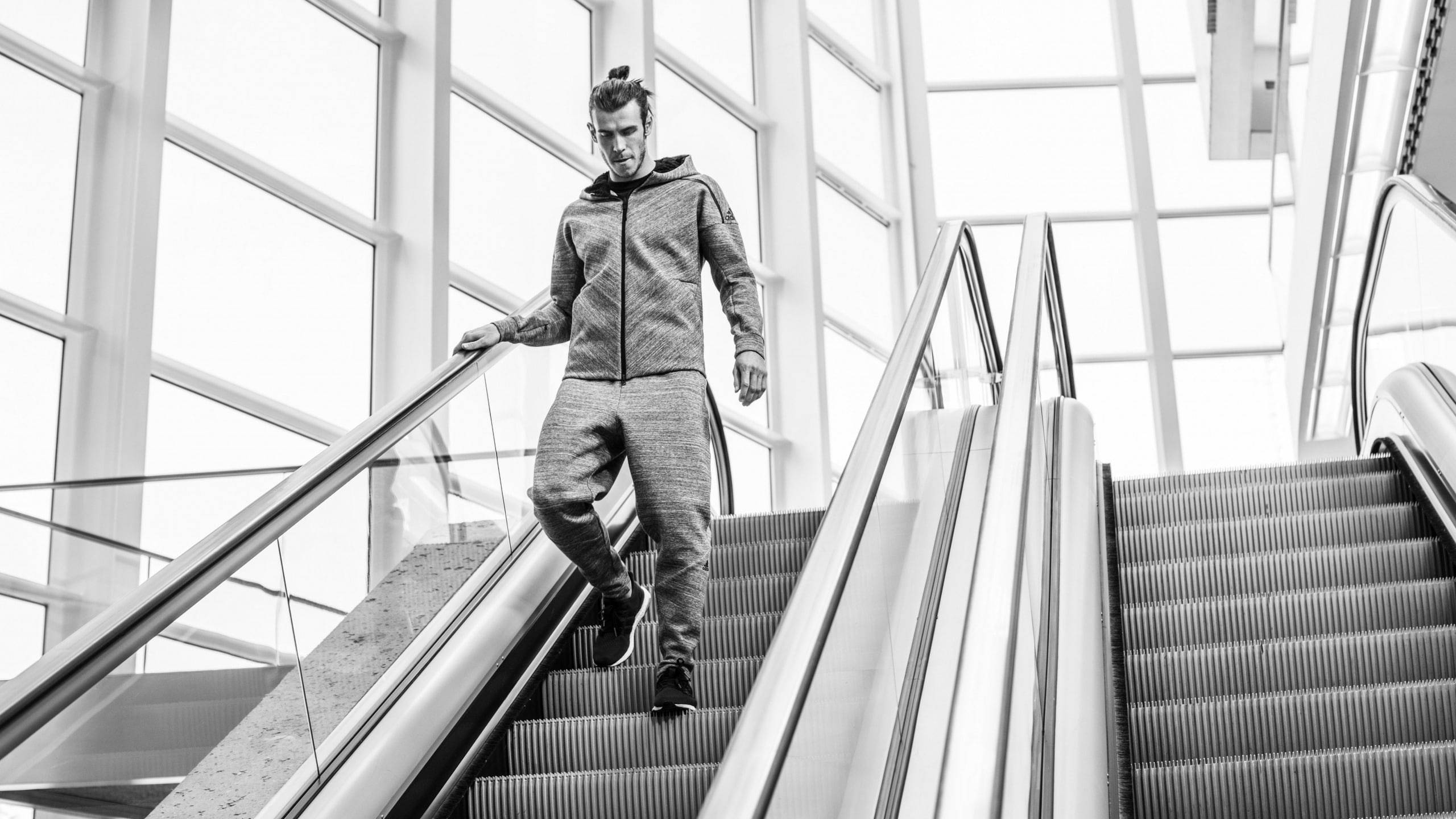 Gareth Bale, escalator, modern escalator, 2K Desktop Wallpaper