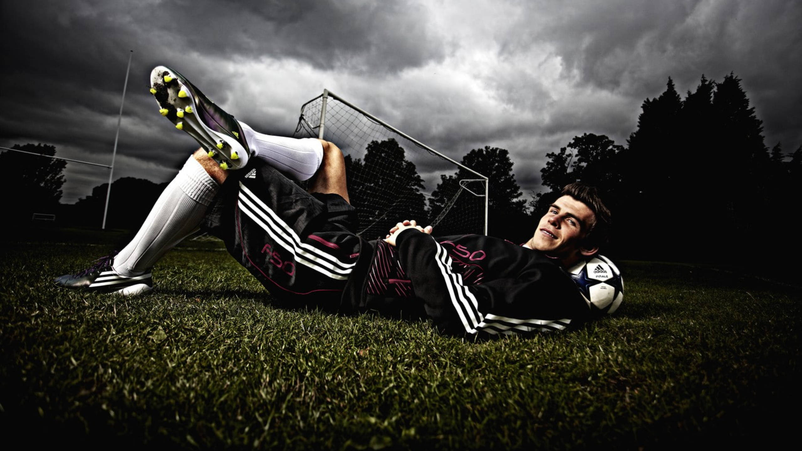 Gareth Bale, grass, ball, 2K Desktop Wallpaper