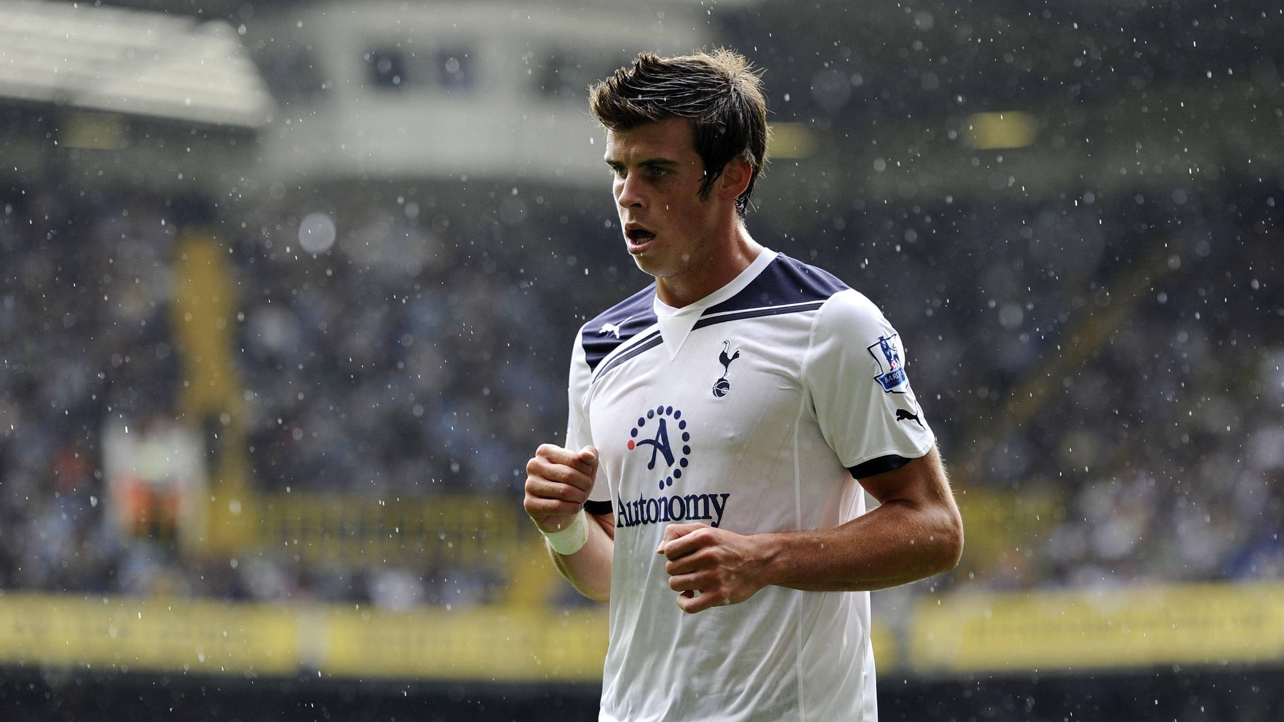 Gareth Bale, white Tottenham kit, heavy rain, 2K Desktop Wallpaper