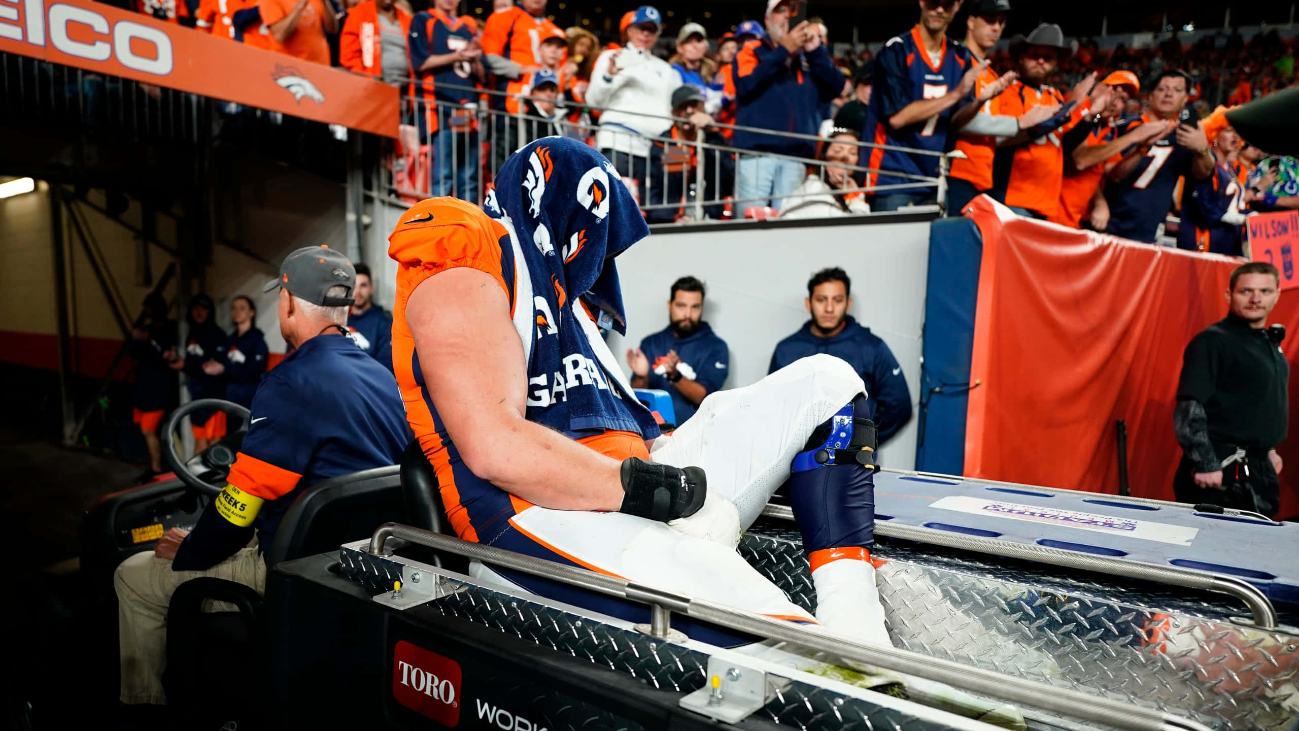 Garett Bolles, orange and blue gear, cart, 2K Desktop Wallpaper