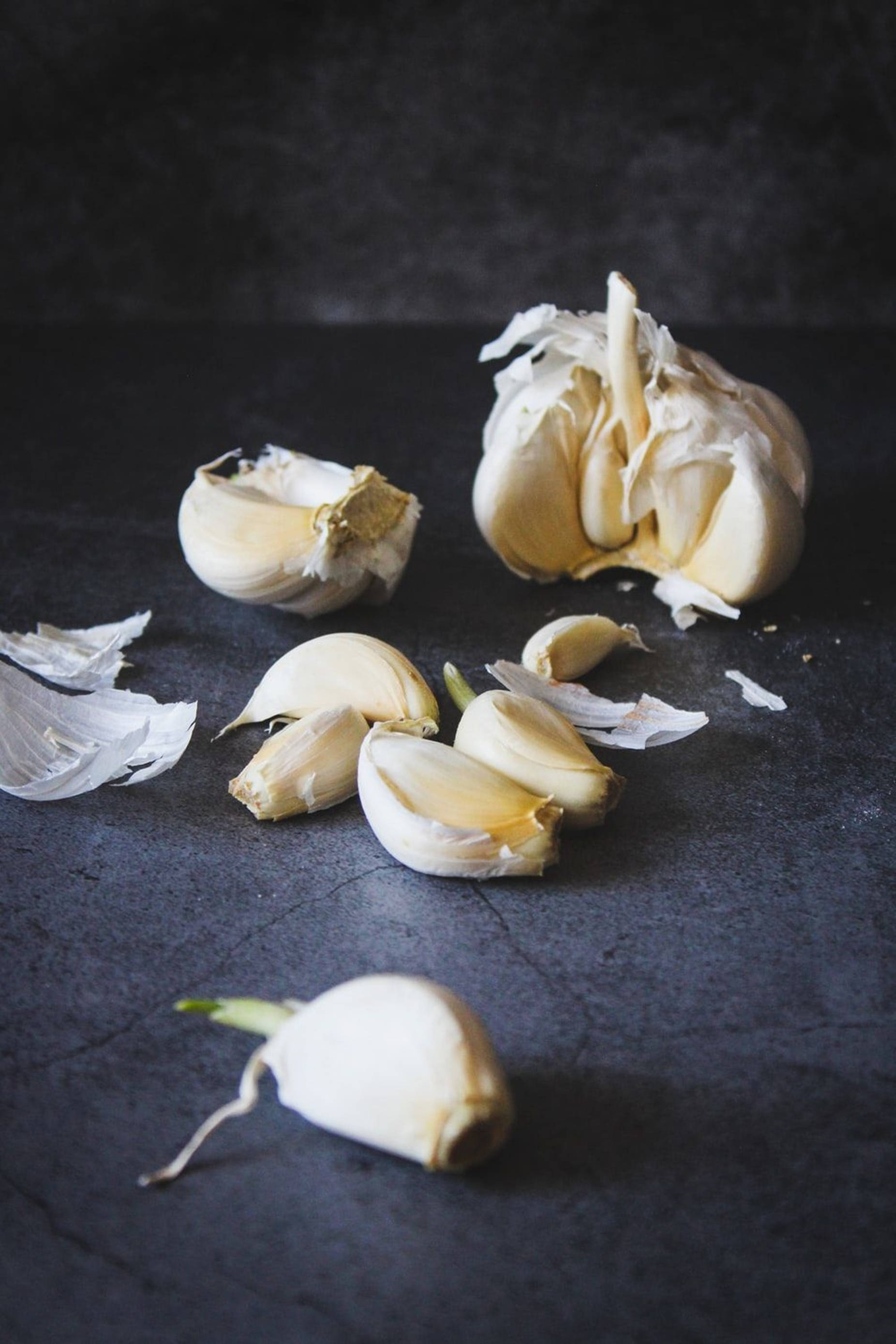 garlic, vegetable herb vignette, dark textured surface, 2K Phone Wallpaper