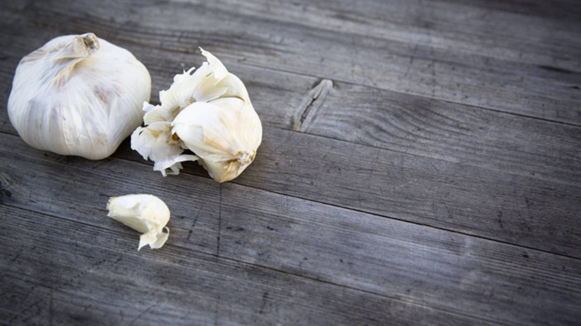 garlic, whole garlic cloves, peeled garlic cloves, HD Desktop Wallpaper
