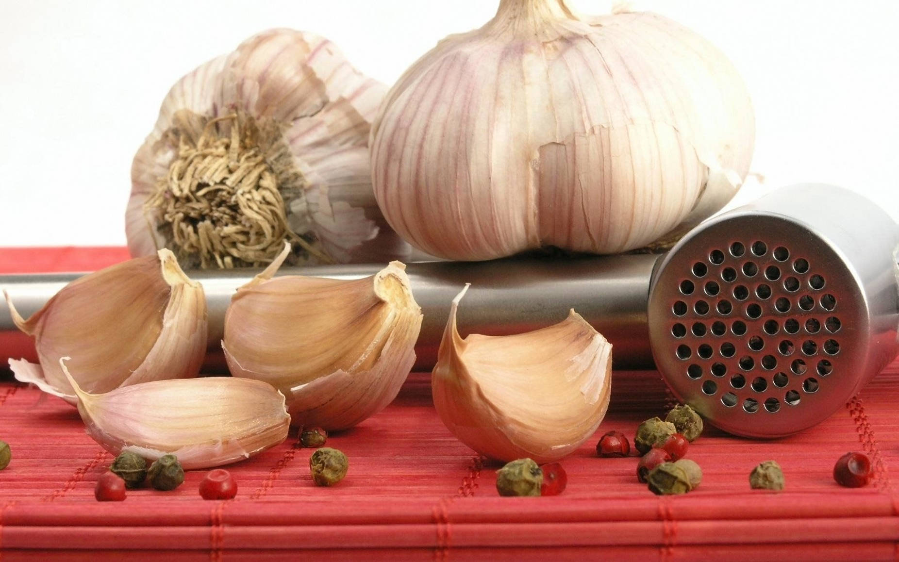 garlic vegetable, metal mortar, red bamboo mat, HD Desktop Wallpaper