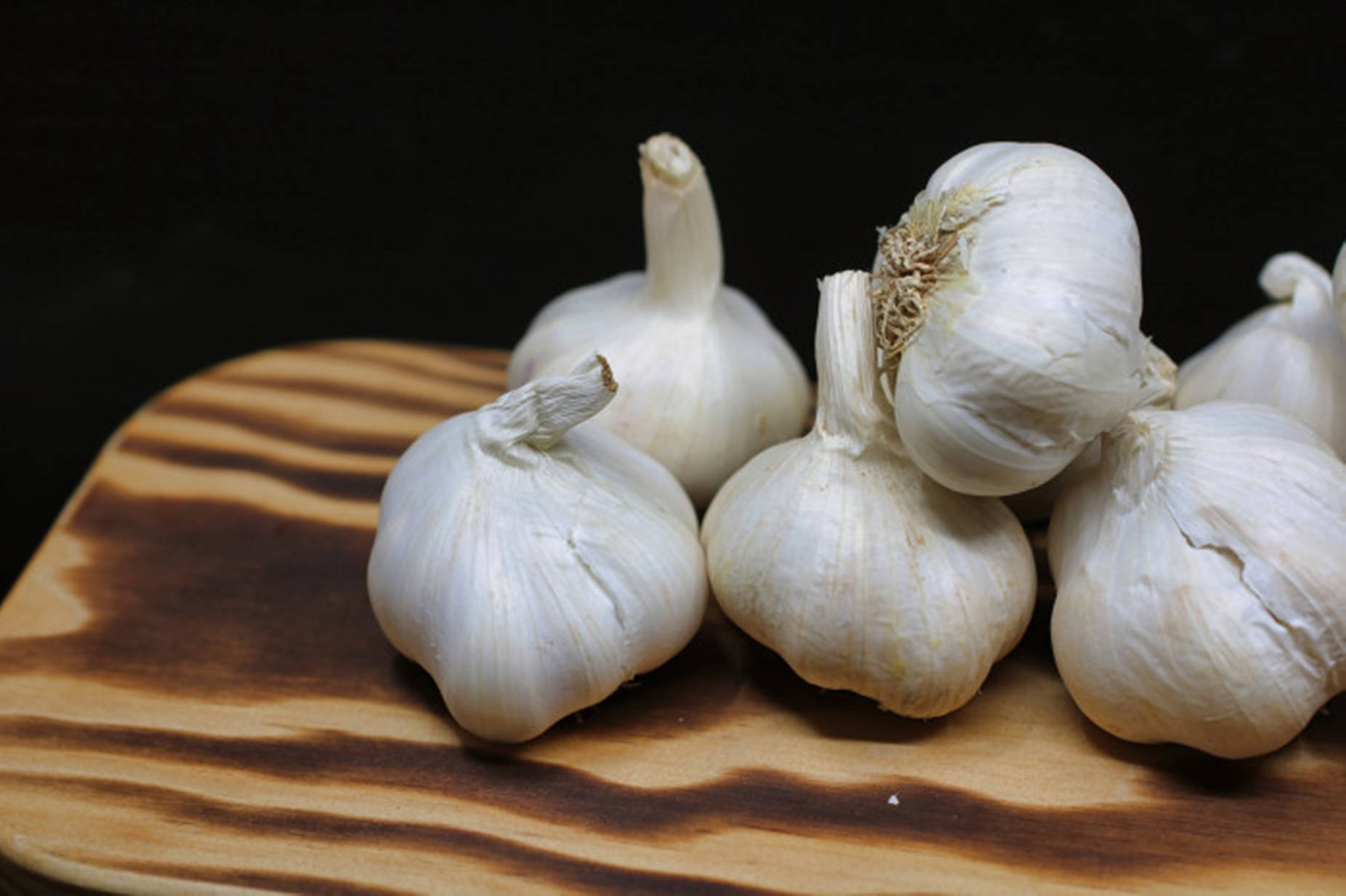 garlic, white garlic bulbs, striped wooden cutting board, HD Desktop Wallpaper