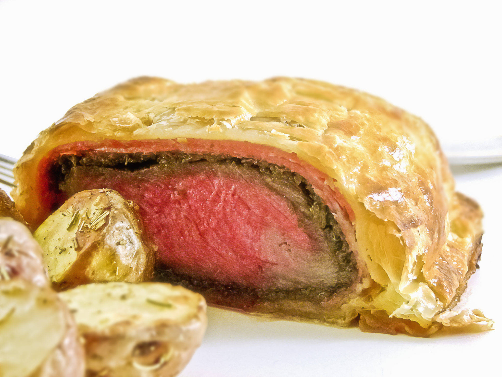 Beef Wellington, Garlic Bread, golden flaky pastry, Full HD Desktop Wallpaper