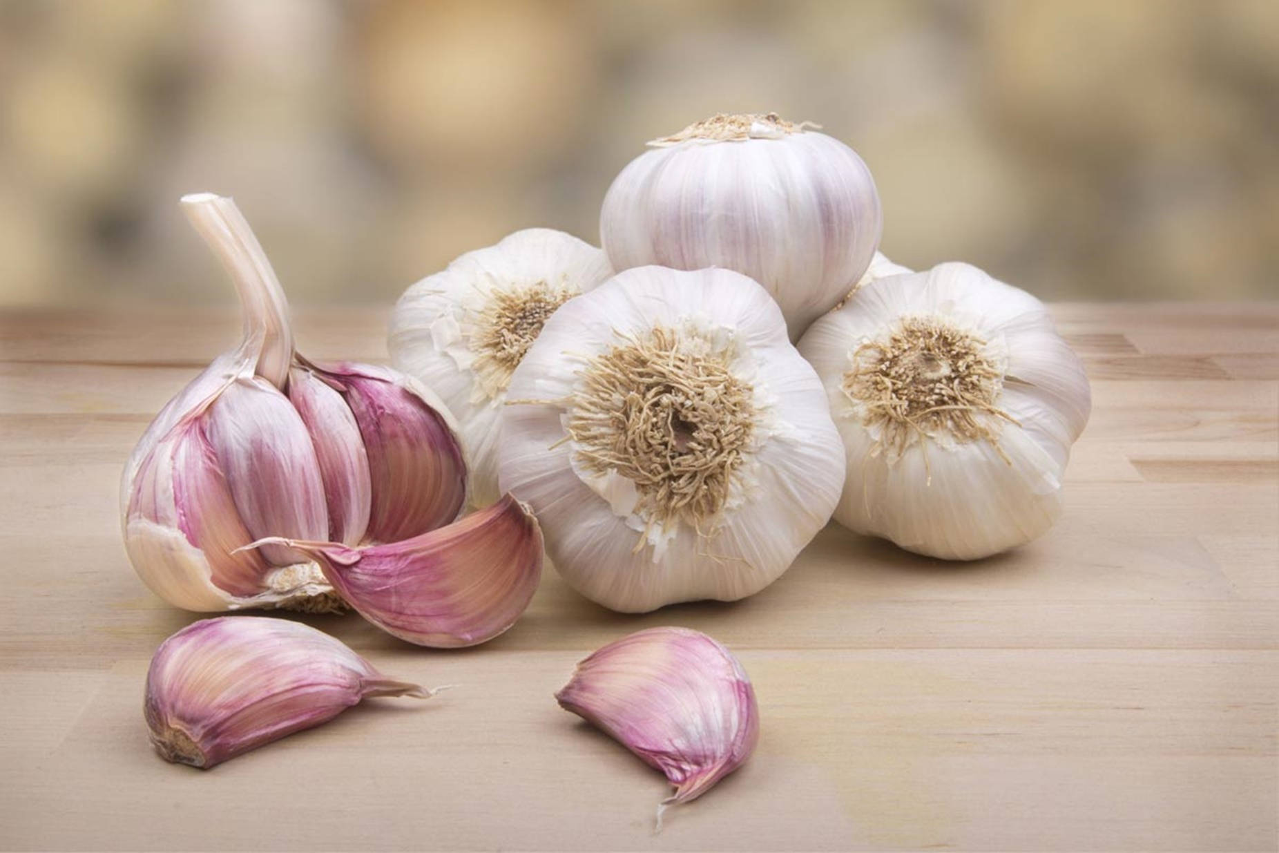 garlic, purple cloves, light wooden surface, HD Desktop Wallpaper