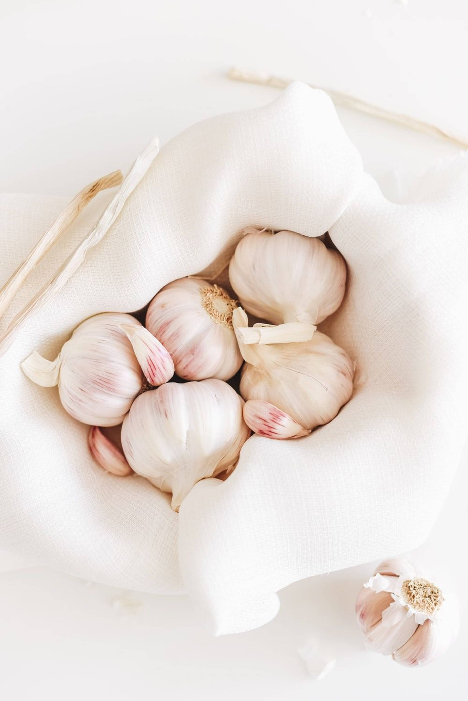 garlic, vegetable herb, white soft linen, 2K Phone Wallpaper