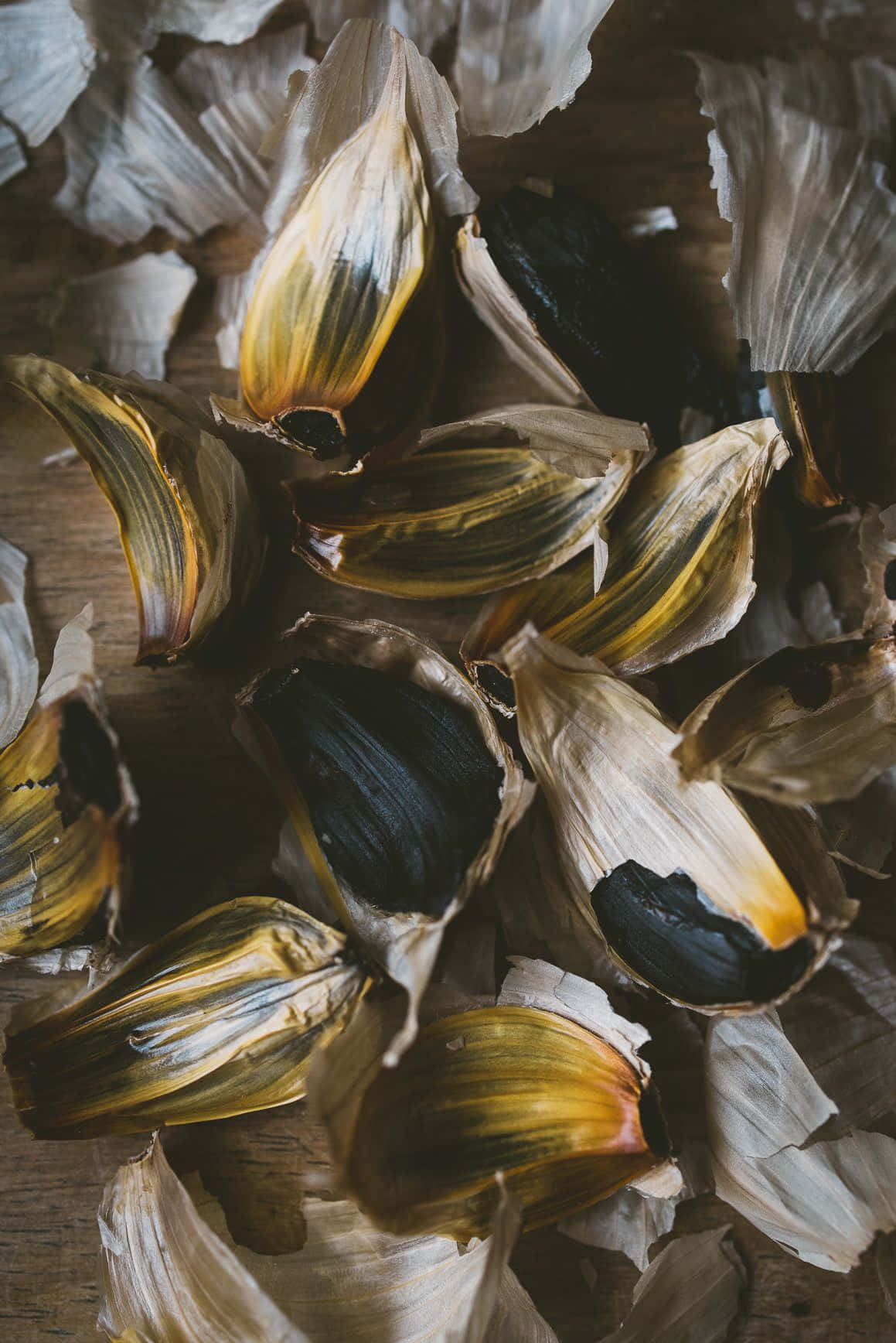 black garlic, roasted garlic cloves, charred tips, HD Phone Wallpaper