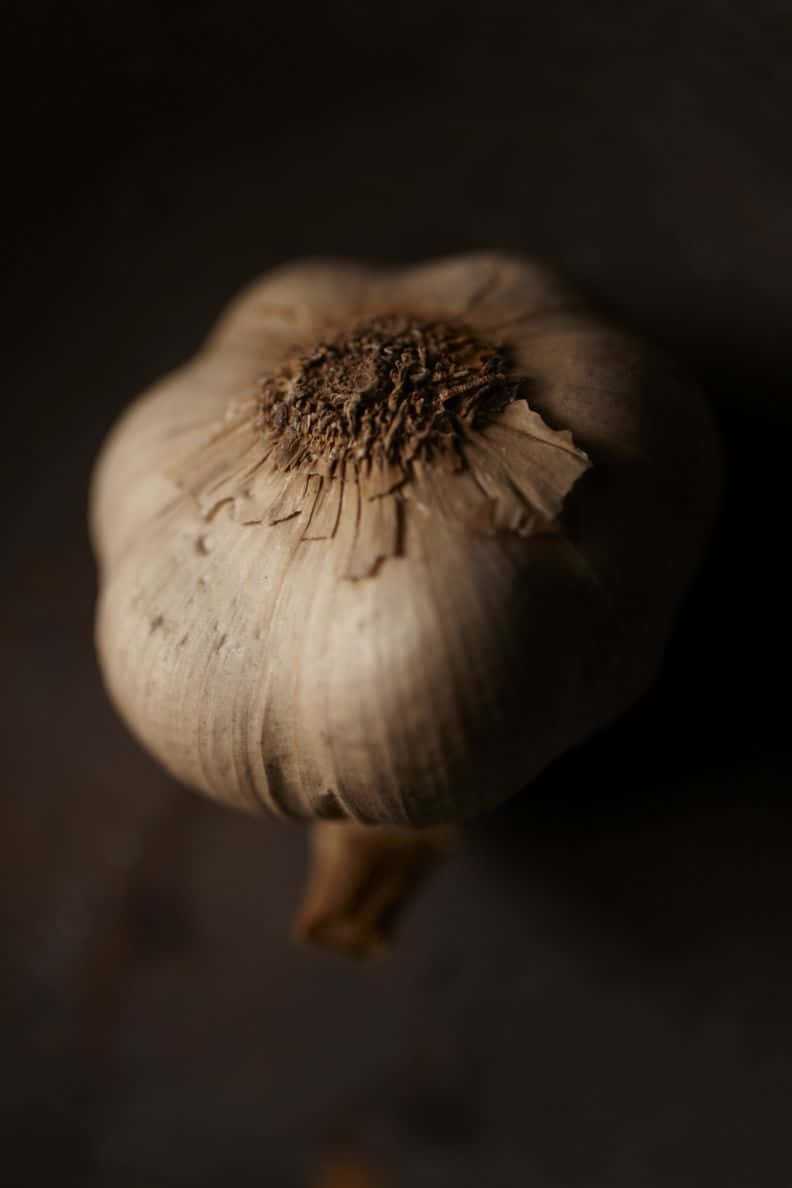 black garlic, garlic bulb, dark background, SD Phone Wallpaper