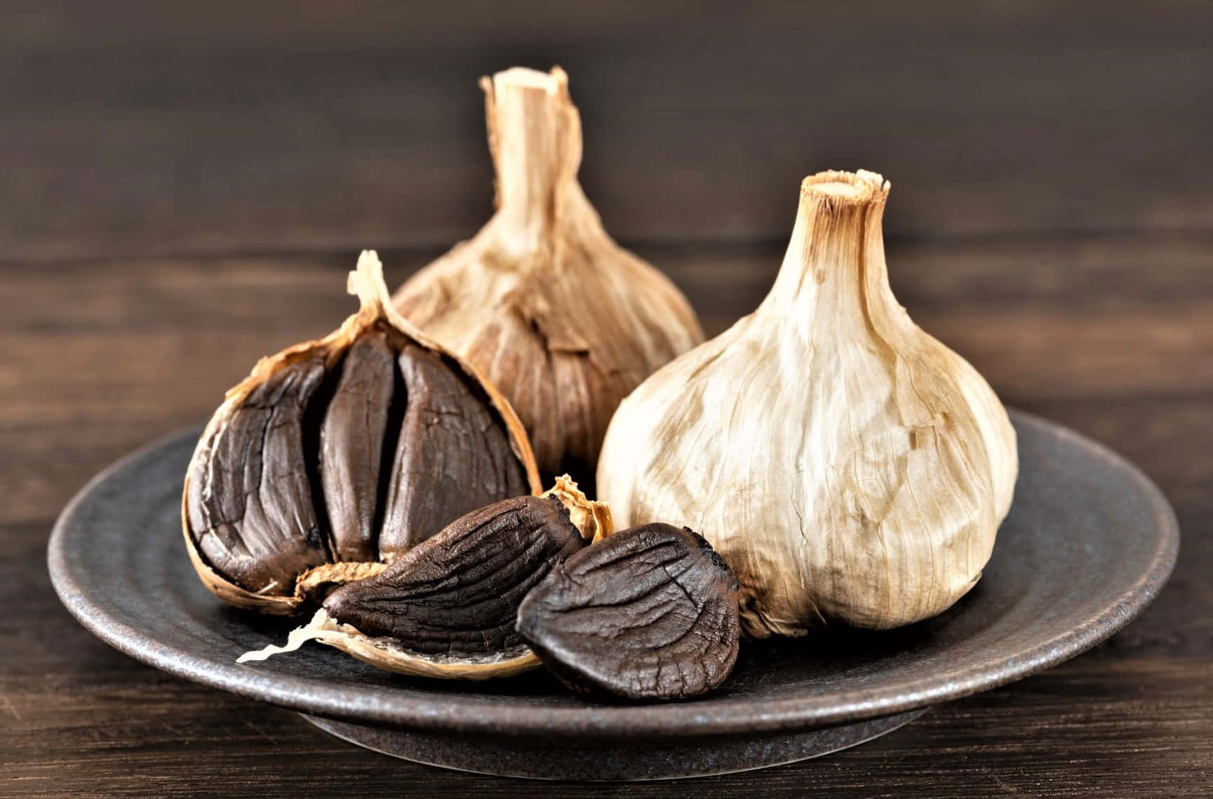 black garlic, rustic plate, whole and cracked black garlic cloves, HD Desktop Wallpaper