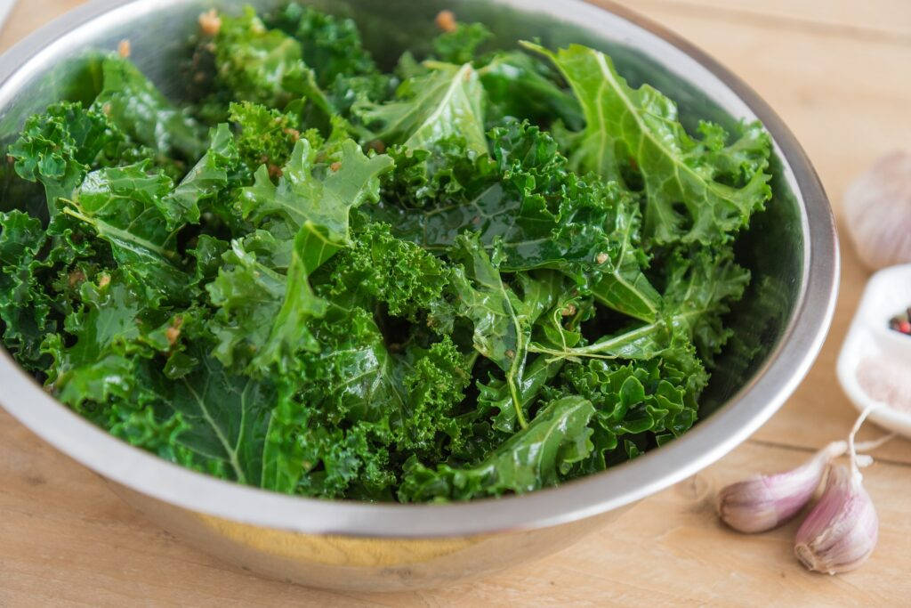 Garlic, curly kale, stainless steel bowl, SD Desktop Wallpaper