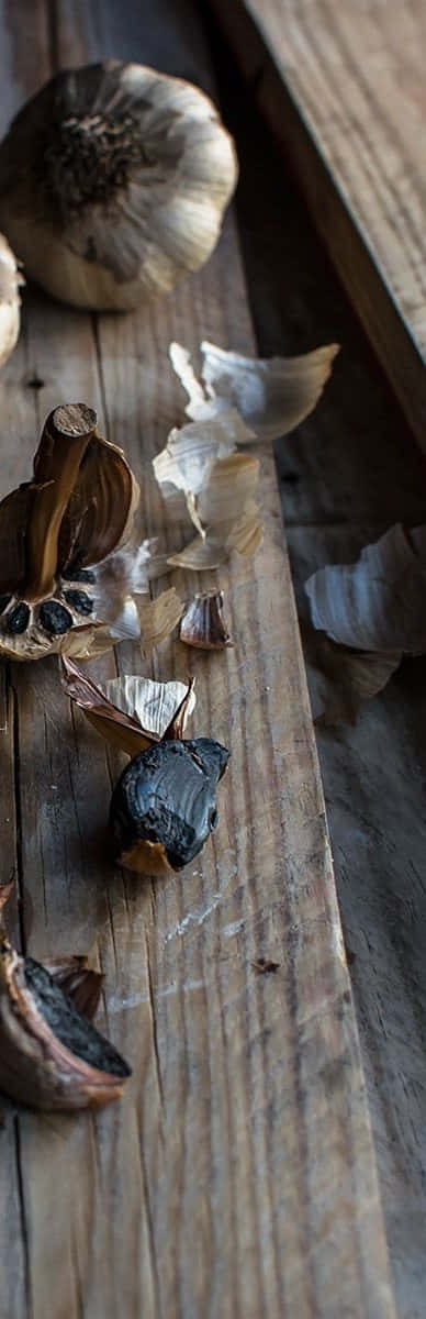 black garlic, dried garlic bulbs, cloves, SD Phone Wallpaper