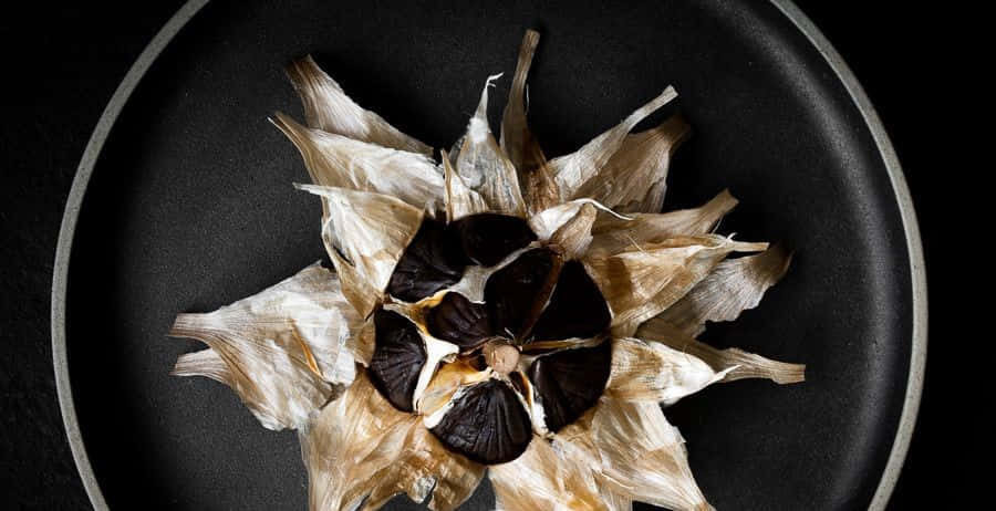 black garlic, charred cloves, papery skin, SD Desktop Wallpaper