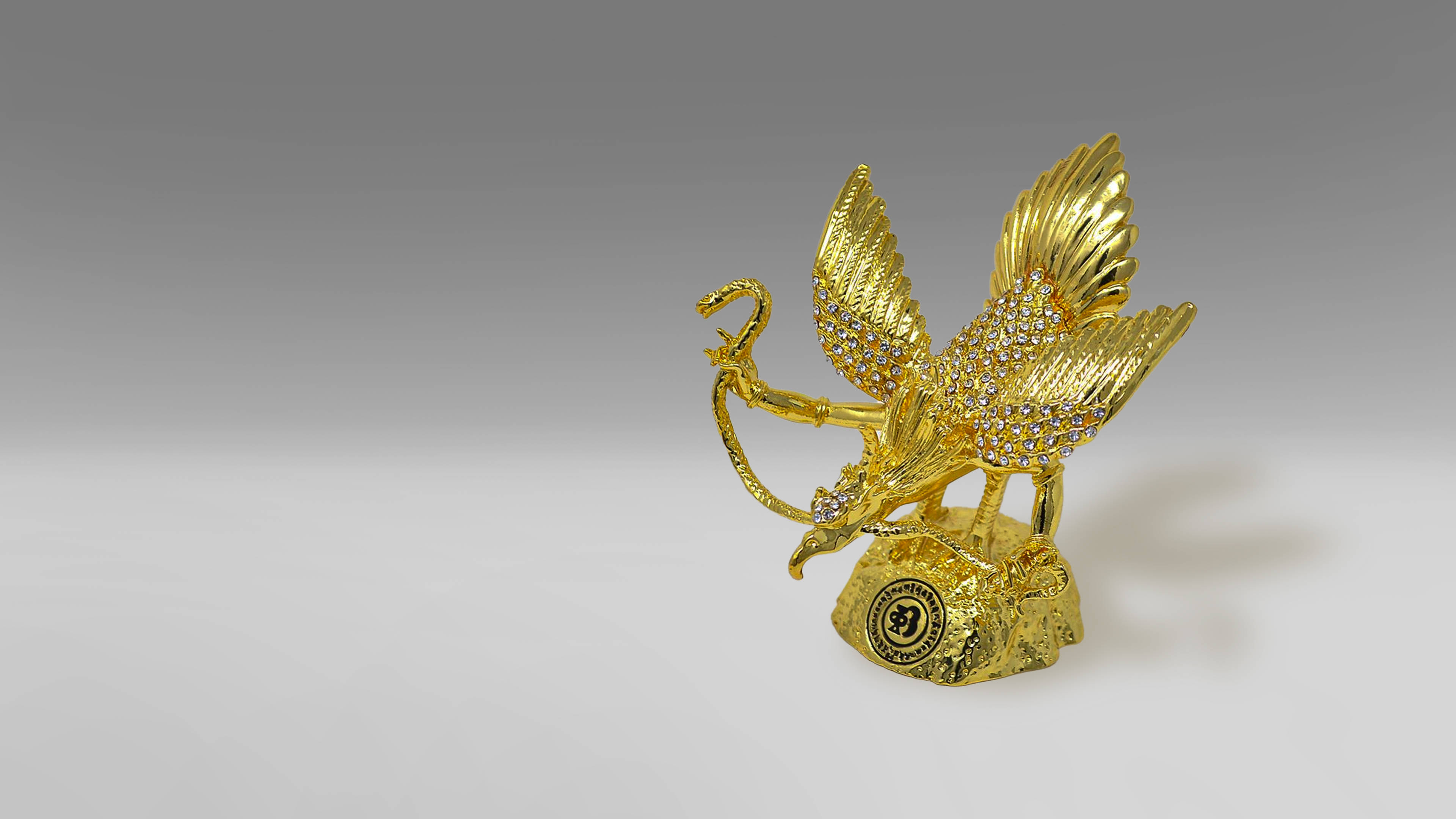 Golden Garuda, gleaming golden griffin statue, jeweled wings, 4K Desktop Wallpaper