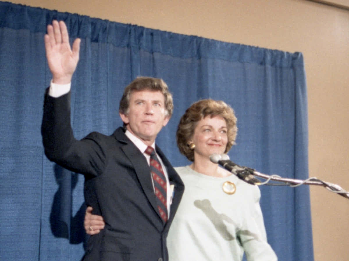 Gary Hart, suit, podium, SD Desktop Wallpaper