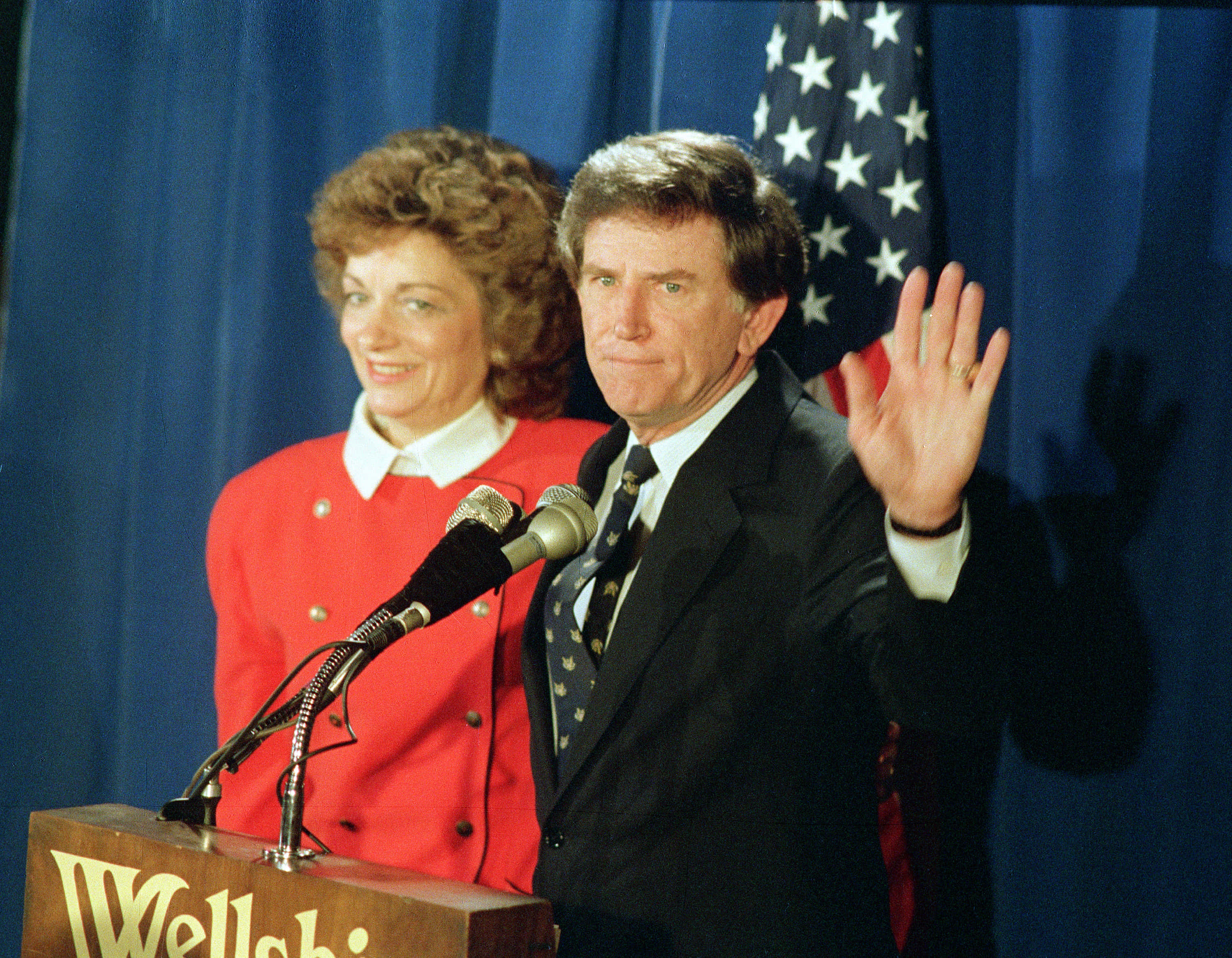 Gary Hart, suit, red jacket, 2K Desktop Wallpaper
