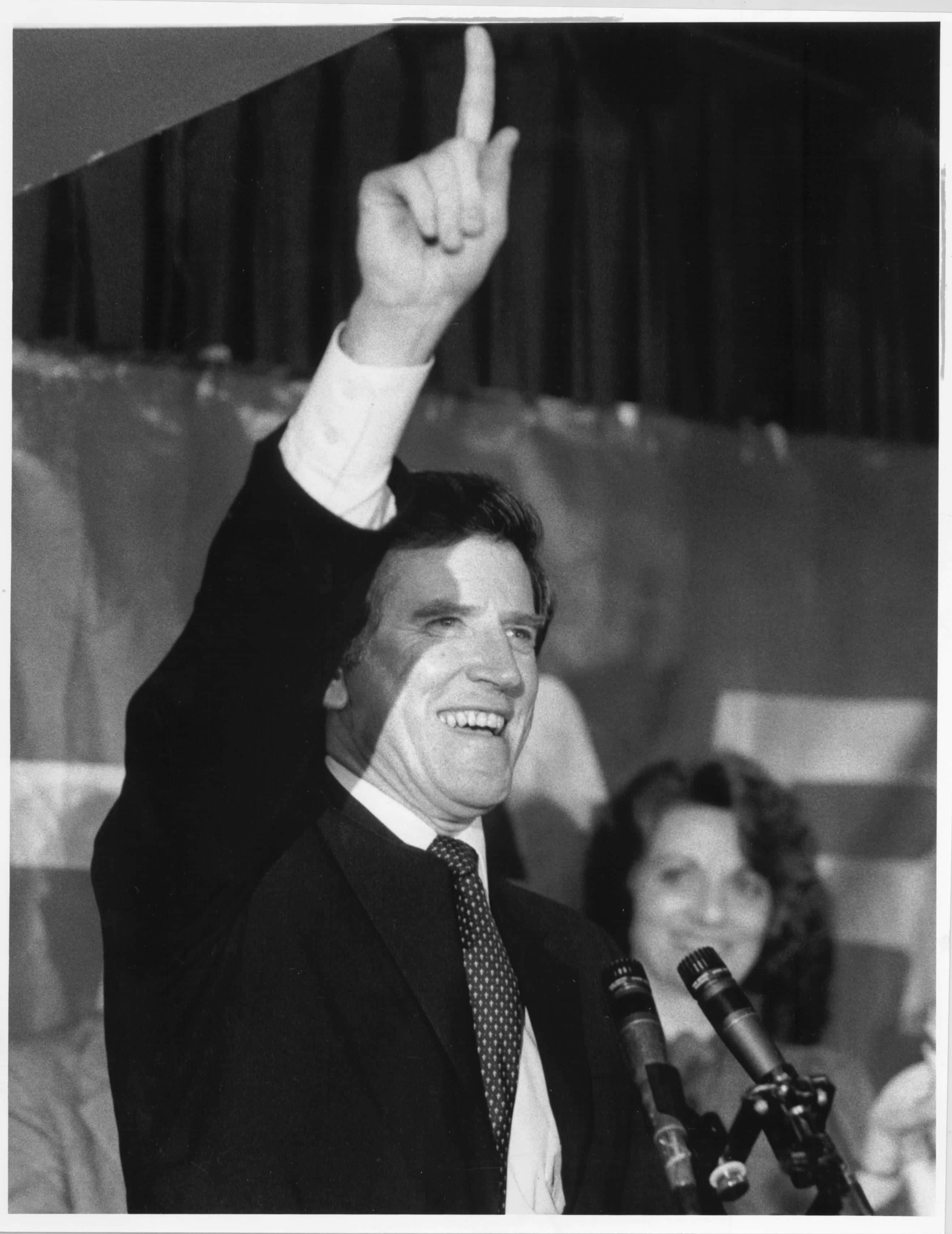 Gary Hart, one finger up, suit, 2K Phone Wallpaper
