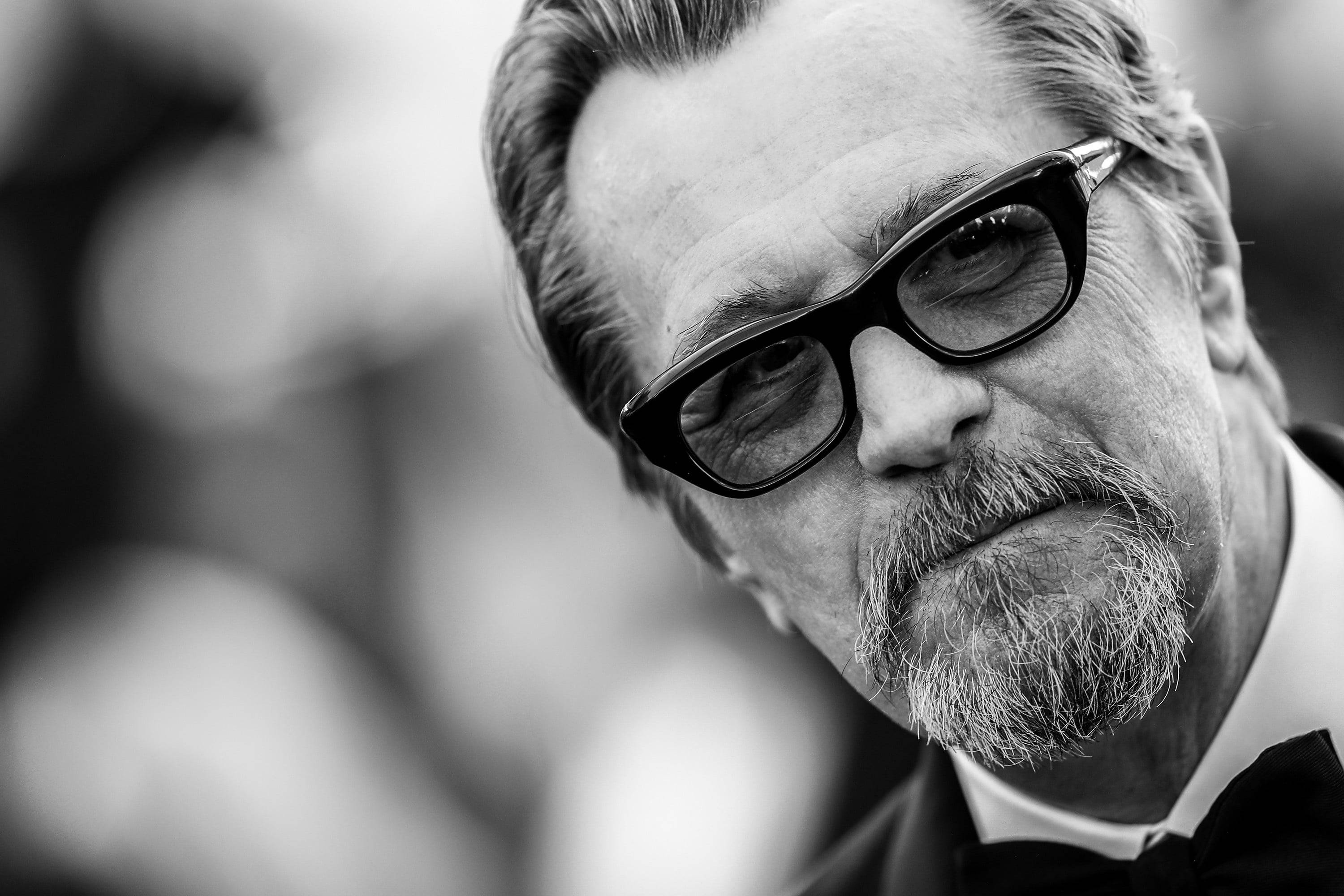 Gary Oldman, black and white, portrait, 2K Desktop Wallpaper