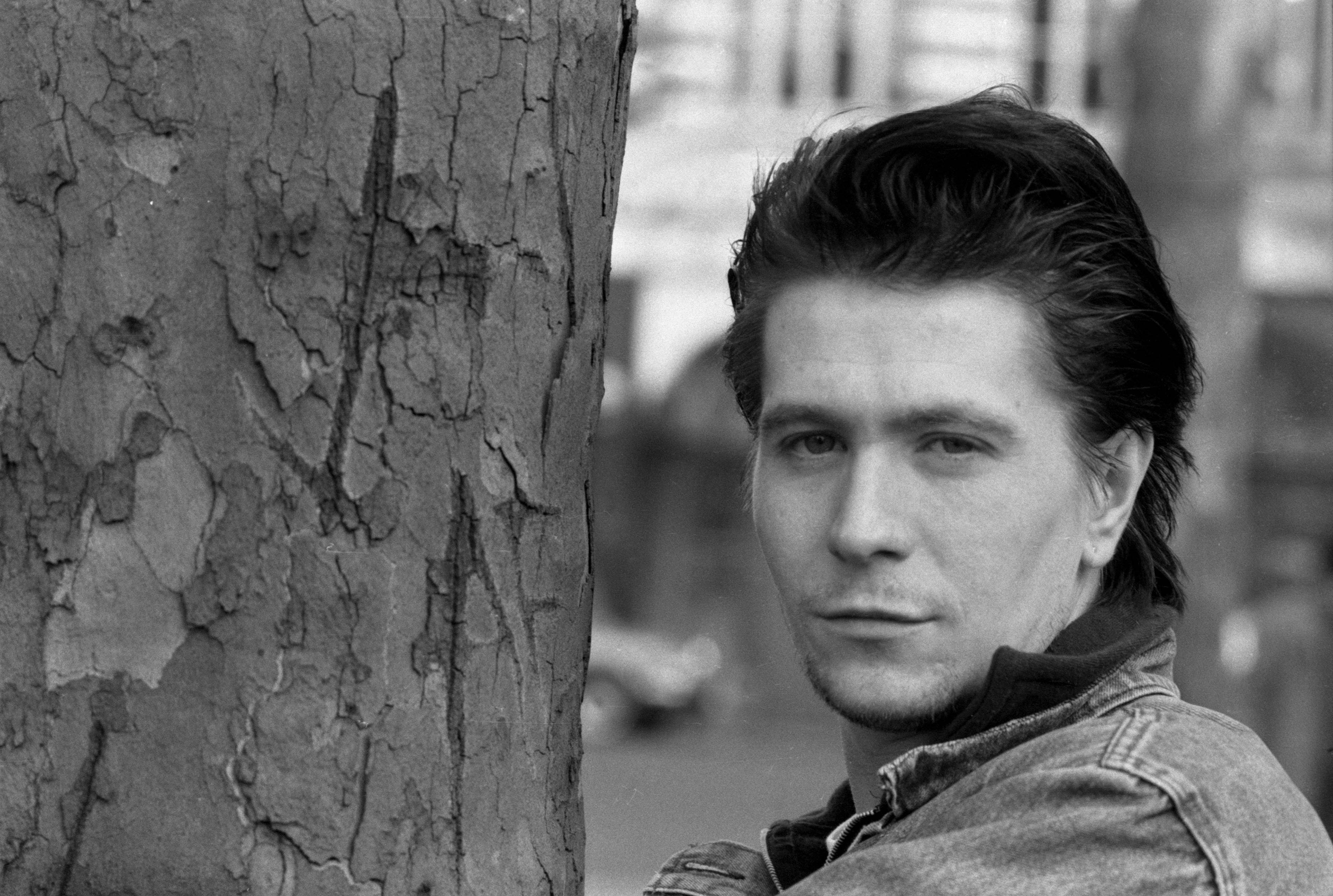 Gary Oldman, black and white portrait, styled hair, 2K Desktop Wallpaper