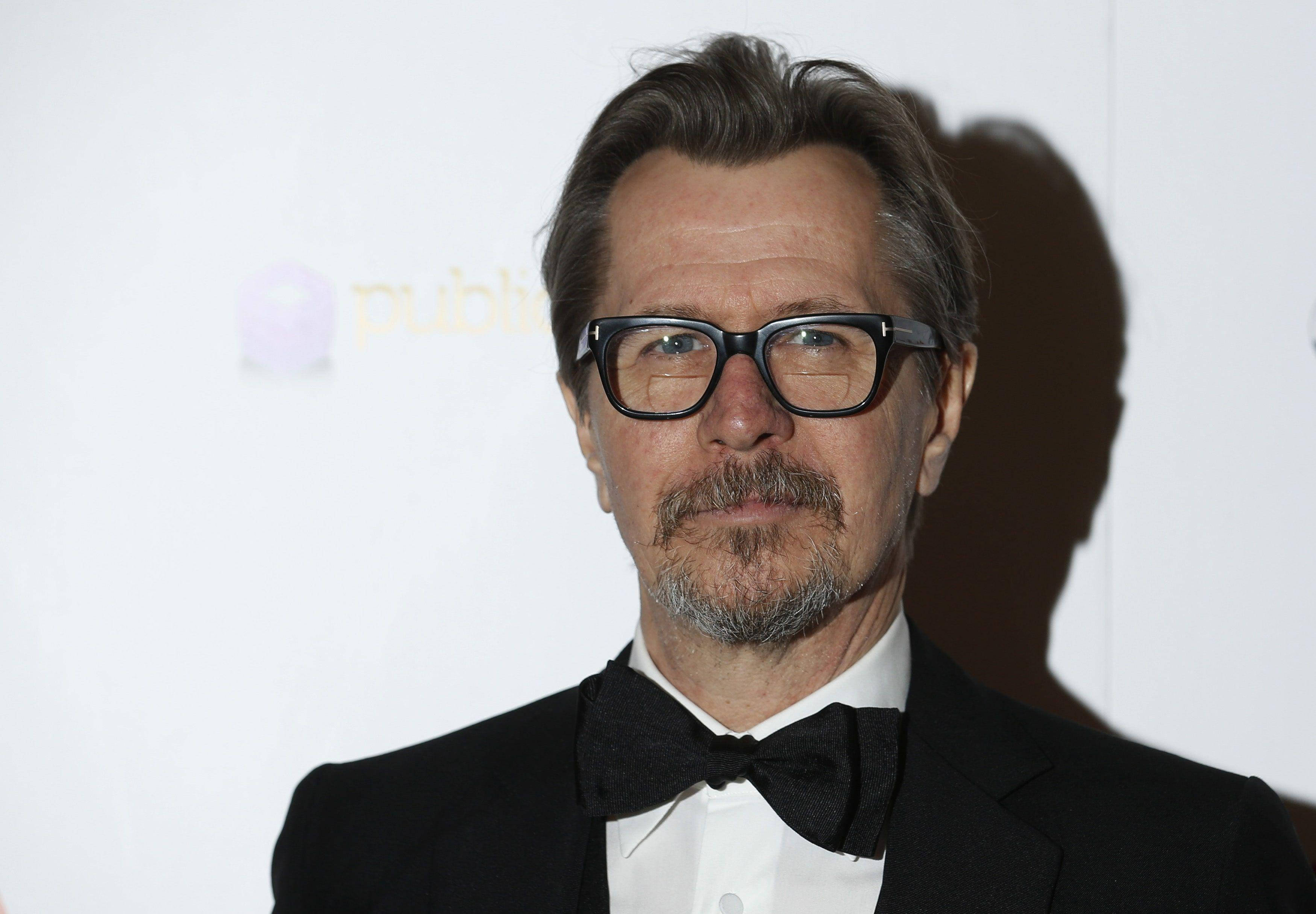 Gary Oldman, glasses, bow tie, 2K Desktop Wallpaper