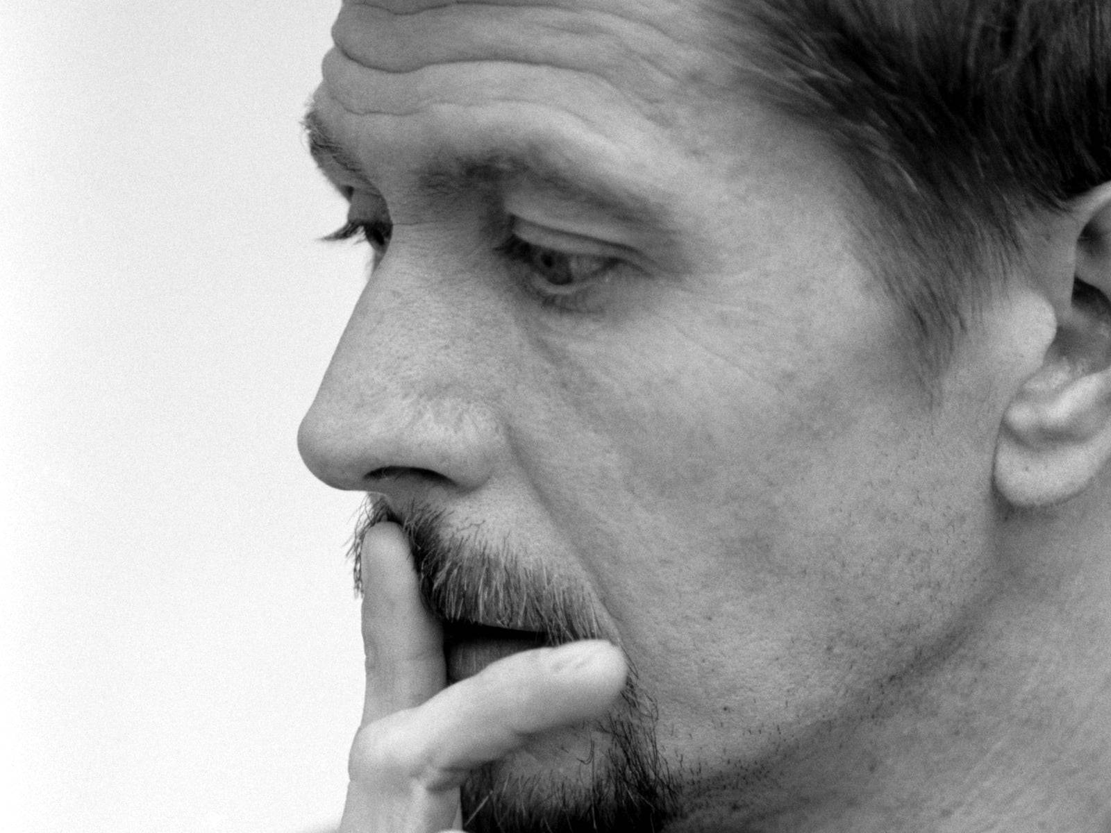 Gary Oldman, award-winning actor, black and white, HD Desktop Wallpaper