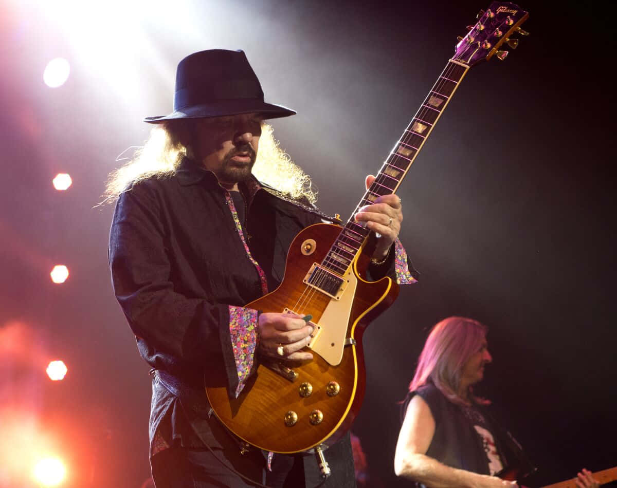 Gary Rossington, sunburst electric guitar, black hat, SD Desktop Wallpaper