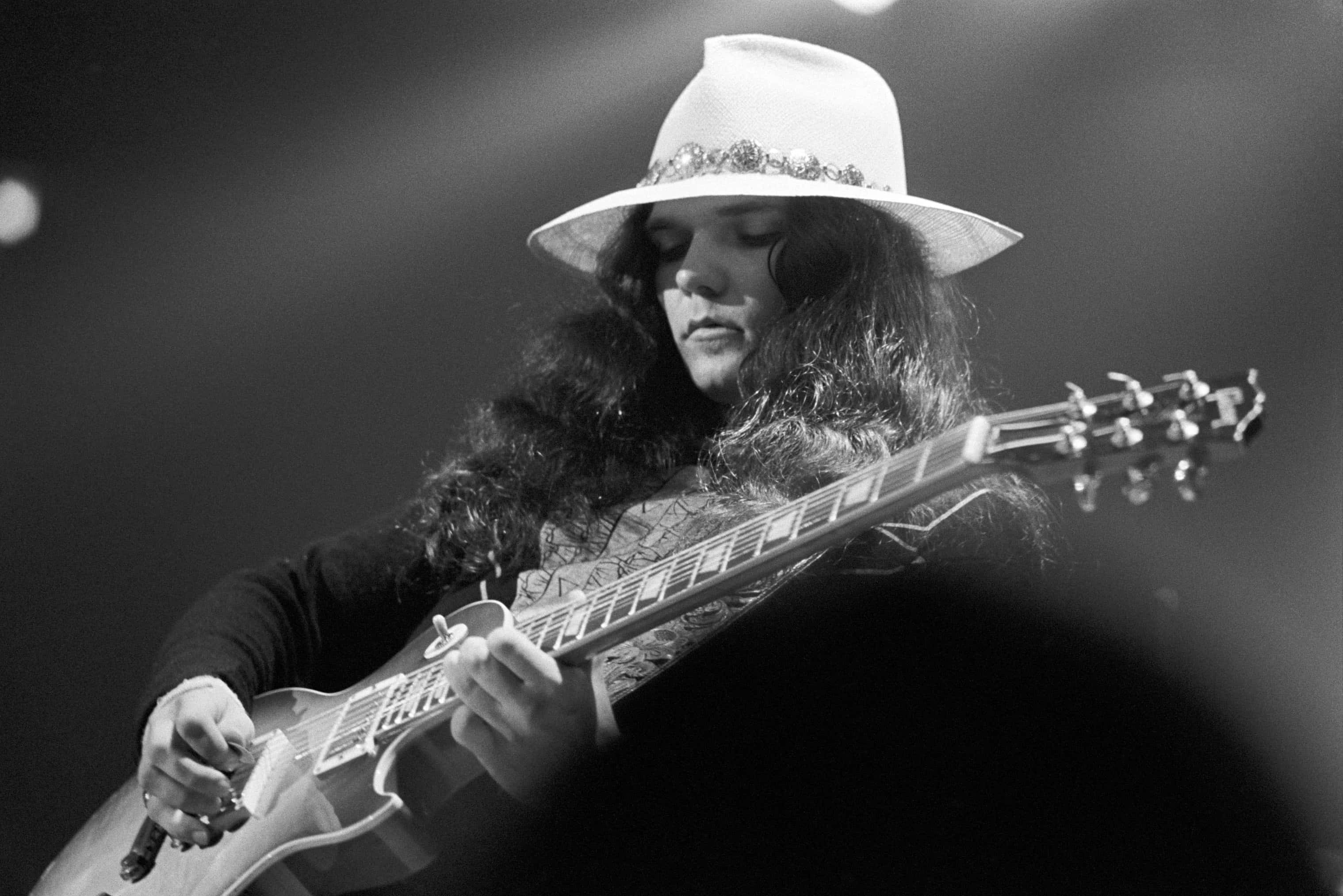 Gary Rossington, electric guitar, stage lights, 2K Desktop Wallpaper