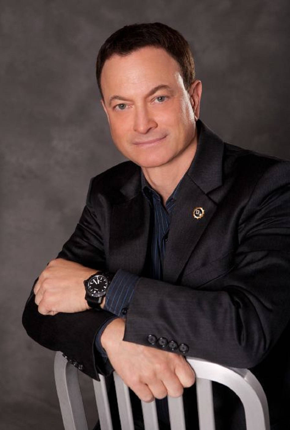 Gary Sinise, dark suit, chair with arms, HD Phone Wallpaper