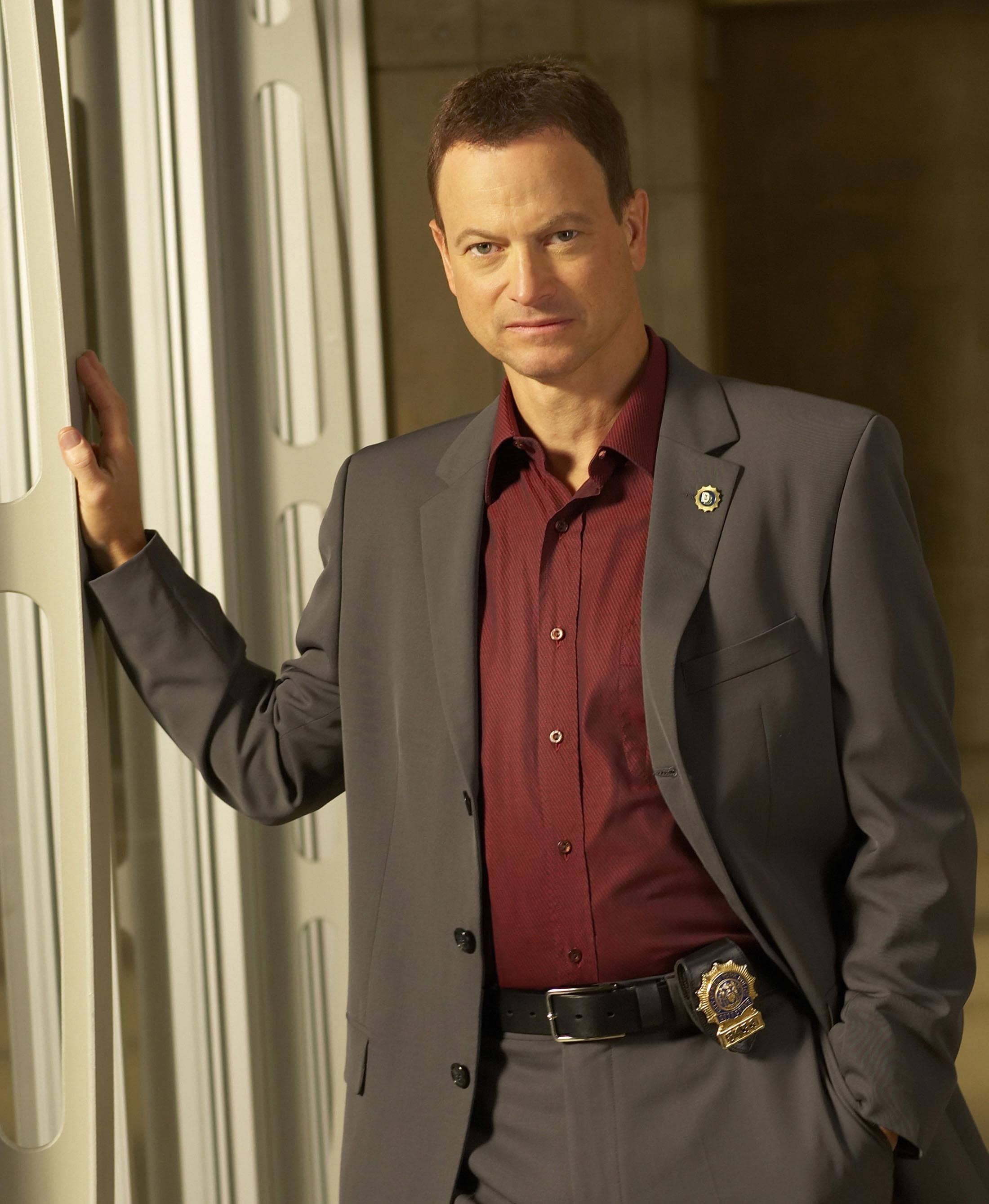 Gary Sinise, gray suit, red shirt, 2K Phone Wallpaper