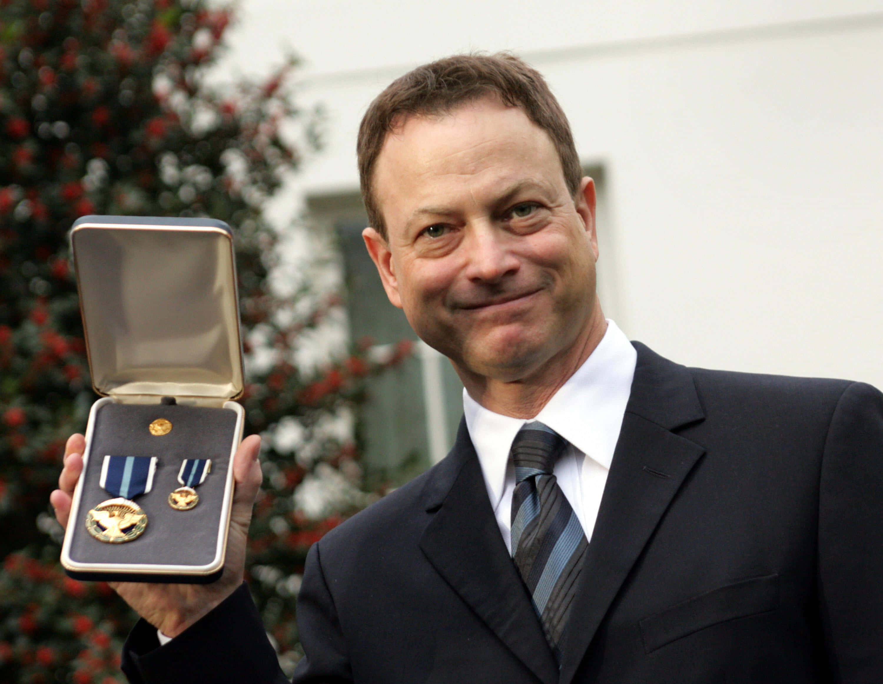 Gary Sinise, dark suit, open case, 2K Desktop Wallpaper