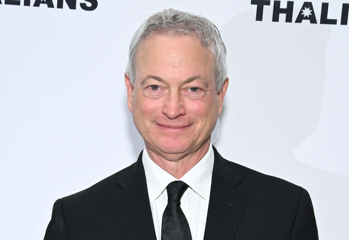 Gary Sinise, black suit and tie, gray hair, SD Desktop Wallpaper