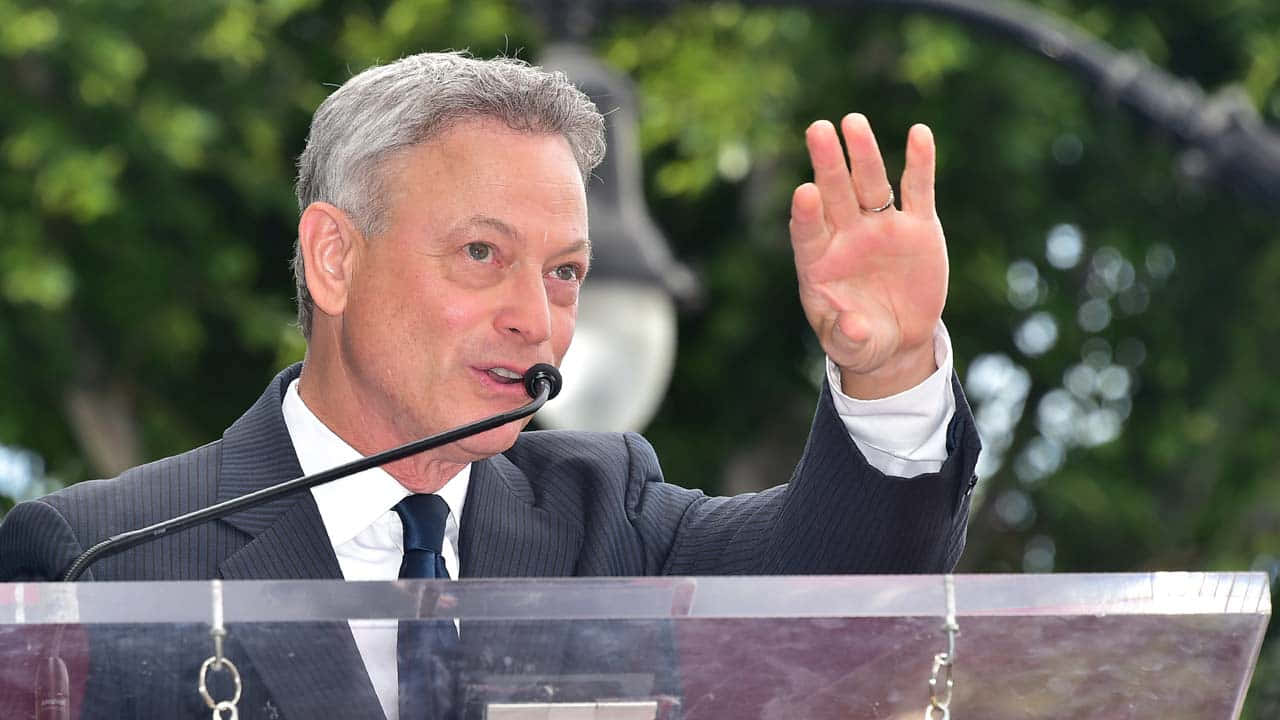 Gary Sinise, dark suit, microphone, HD Desktop Wallpaper
