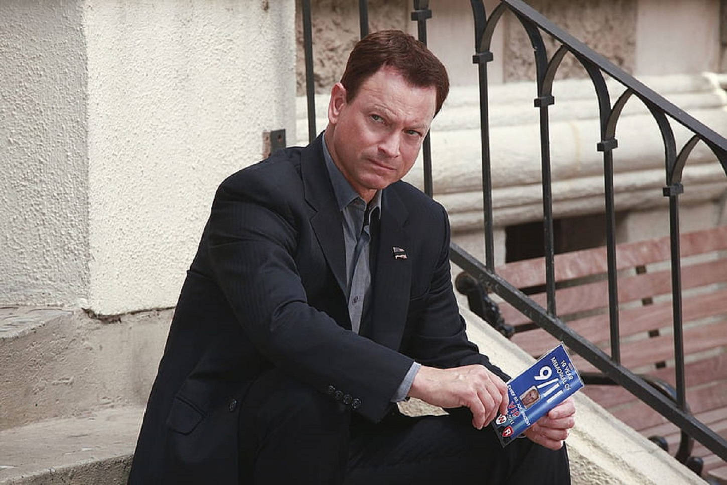 Gary Sinise, dark suit, stone steps, HD Desktop Wallpaper