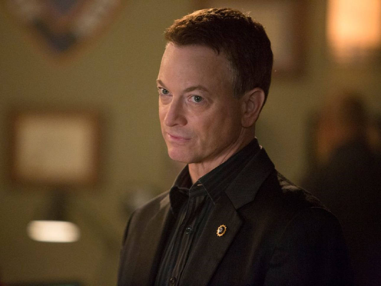 Gary Sinise, dark suit, pin on lapel, HD Desktop Wallpaper