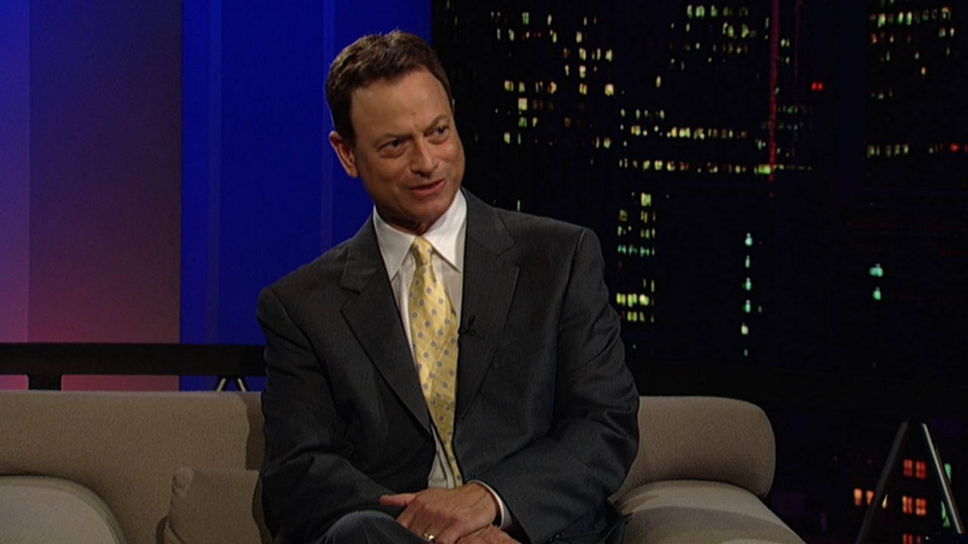 Gary Sinise, suit and tie, couch, Full HD Desktop Wallpaper