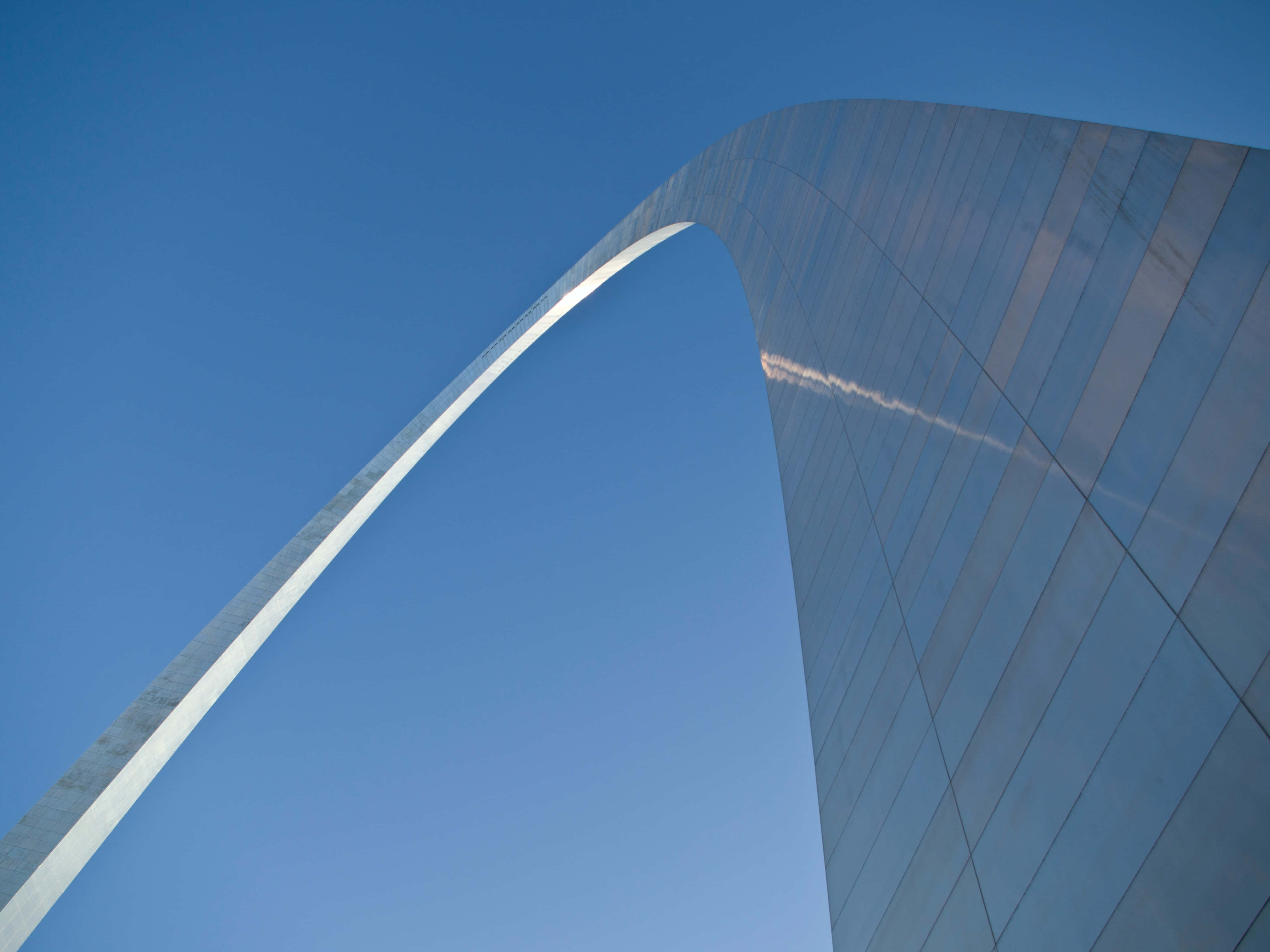 Gateway Arch, clear blue sky, contrail, 4K Desktop Wallpaper