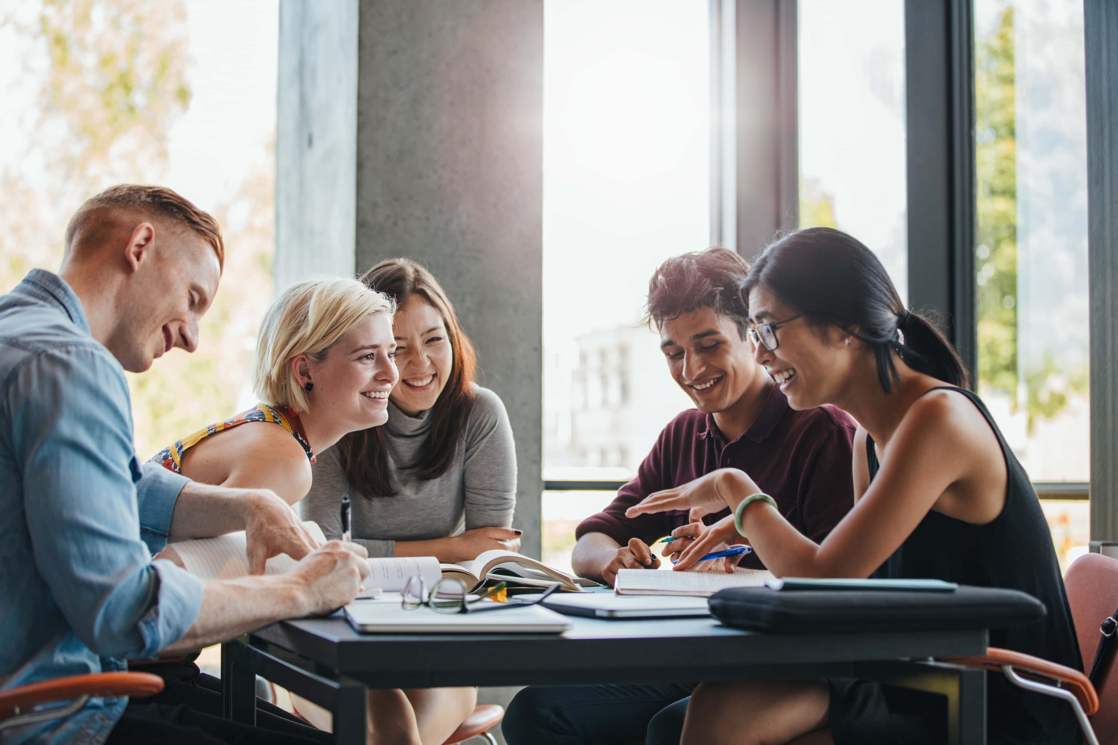adult group session, study space, large windows, 4K Desktop Wallpaper