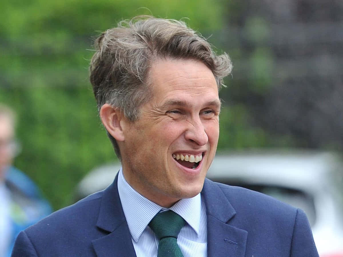 Gavin Williamson, blue suit, green tie, SD Desktop Wallpaper