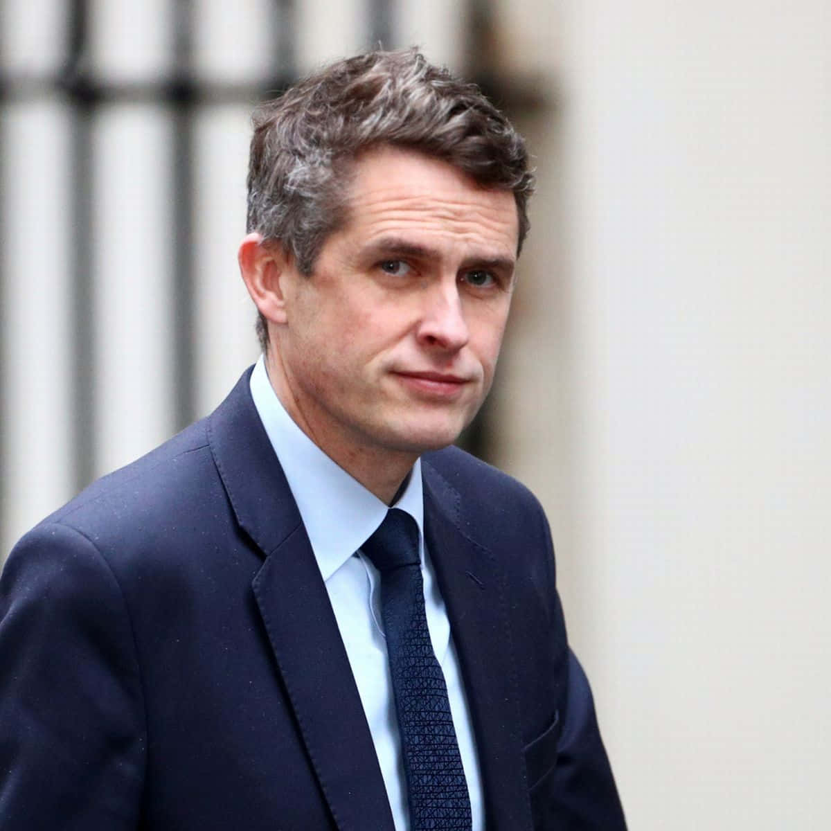 Gavin Williamson, dark suit, tie, SD Desktop Wallpaper