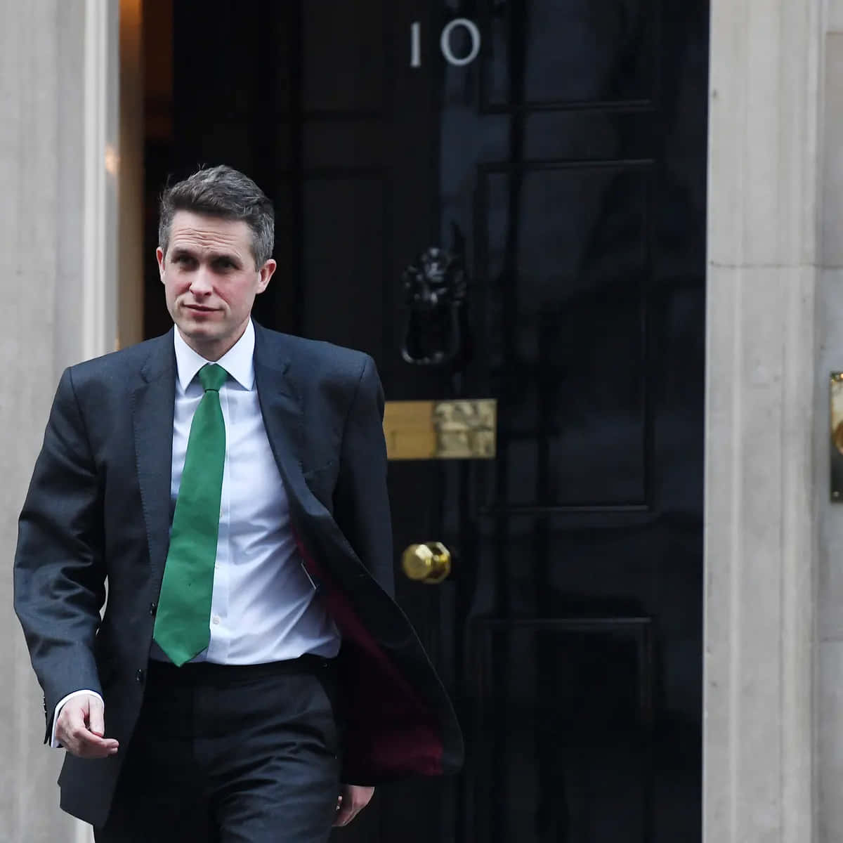 Gavin Williamson, dark suit, green tie, SD Desktop Wallpaper