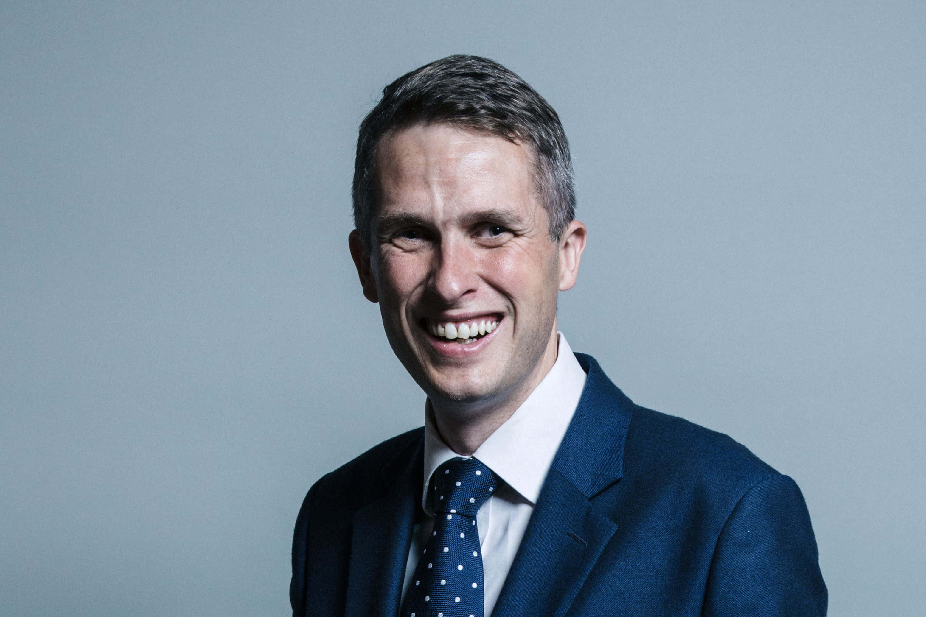Gavin Williamson, navy suit, polka dot tie, 2K Desktop Wallpaper