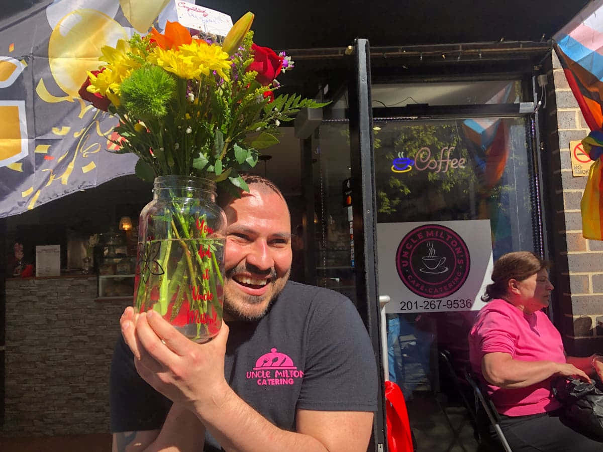 Gay Latino, vibrant glass jar, fresh flowers, SD Desktop Wallpaper