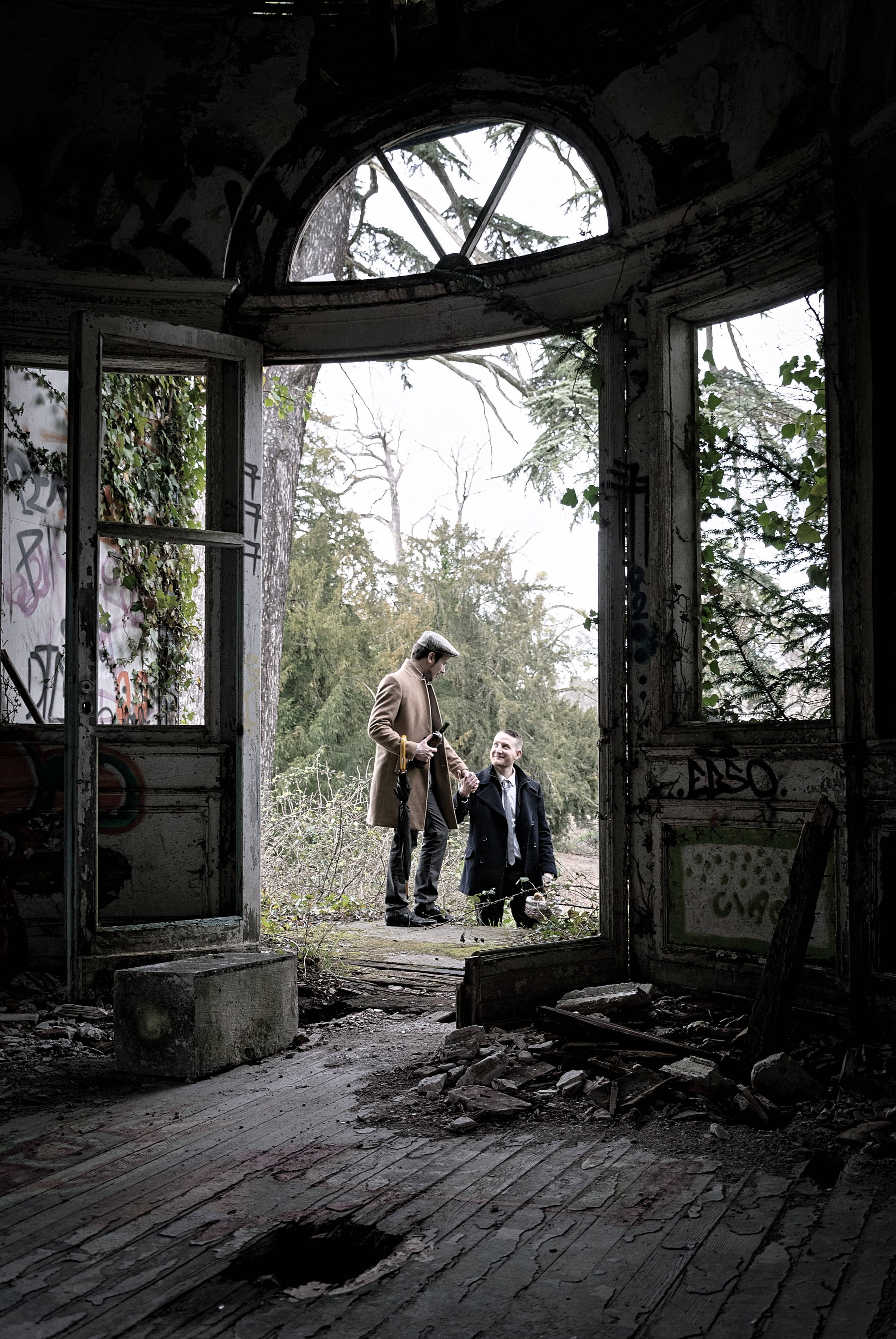 crumbling house, rotunda, graffiti-covered, 2K Phone Wallpaper