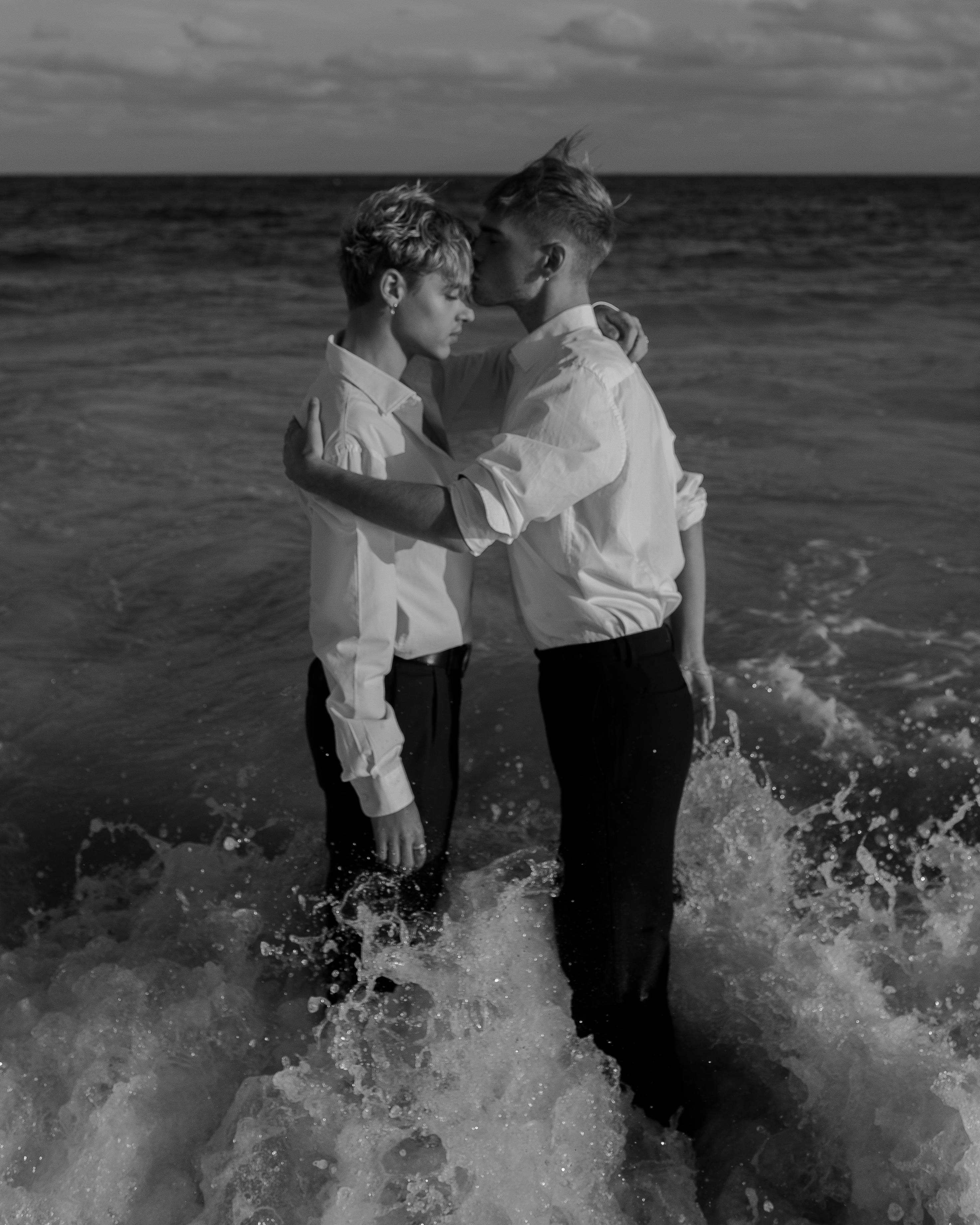gay couple, sea, ocean waves, 2K Phone Wallpaper
