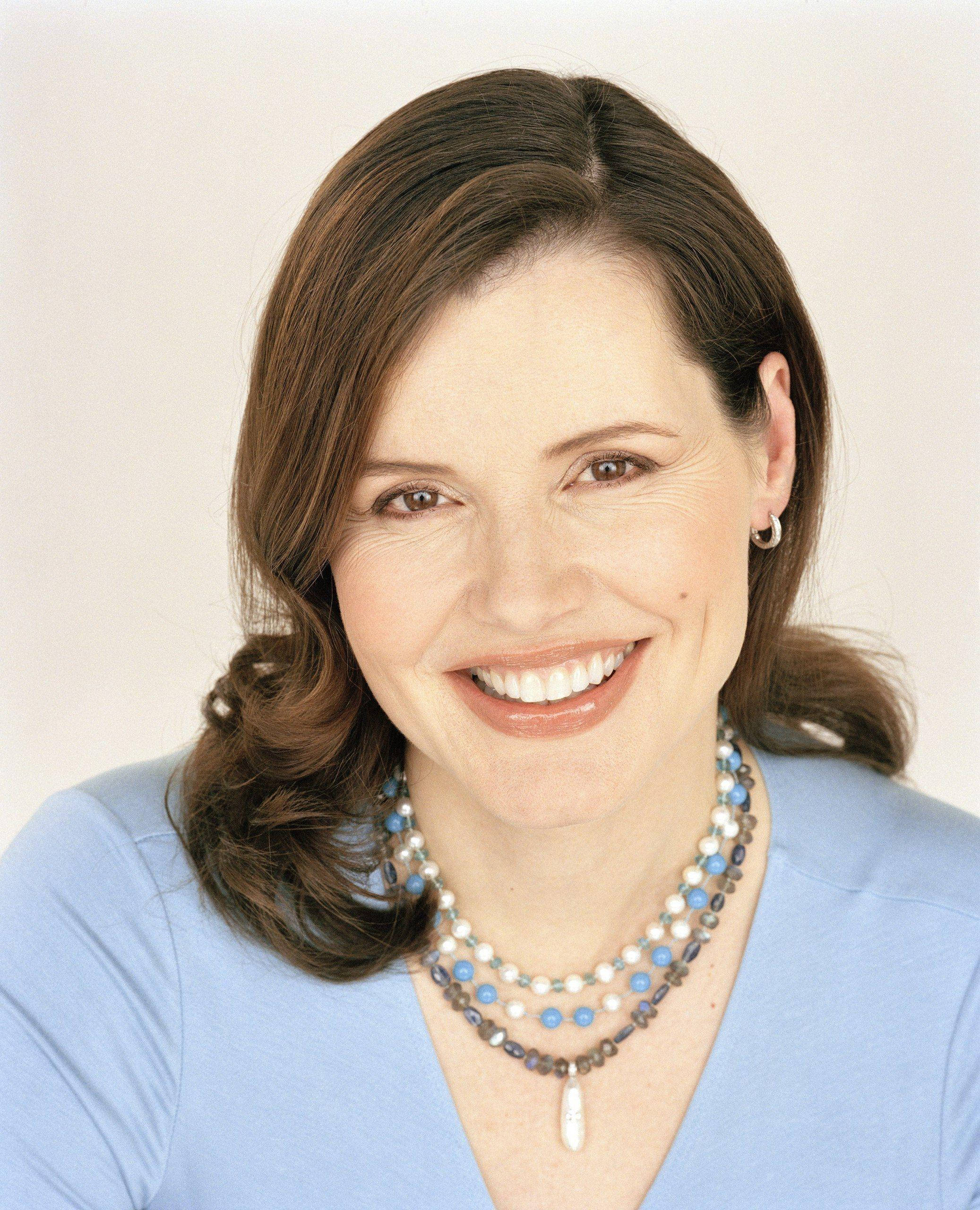 Geena Davis, baby blue top, pearl and blue bead necklace, 2K Phone Wallpaper